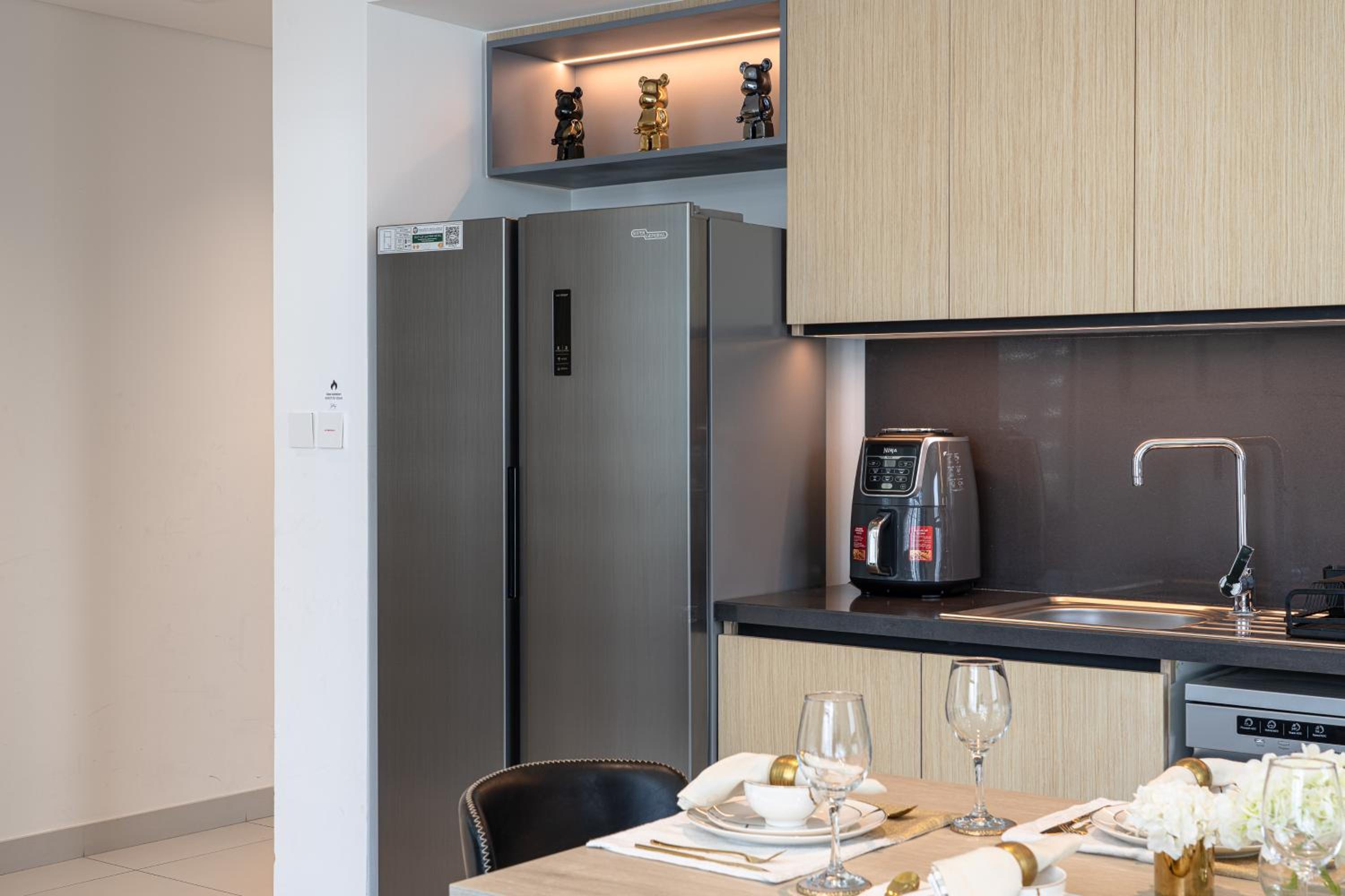 Luxury Two Bedroom Apartment with City & Pool View by Delujo Stays