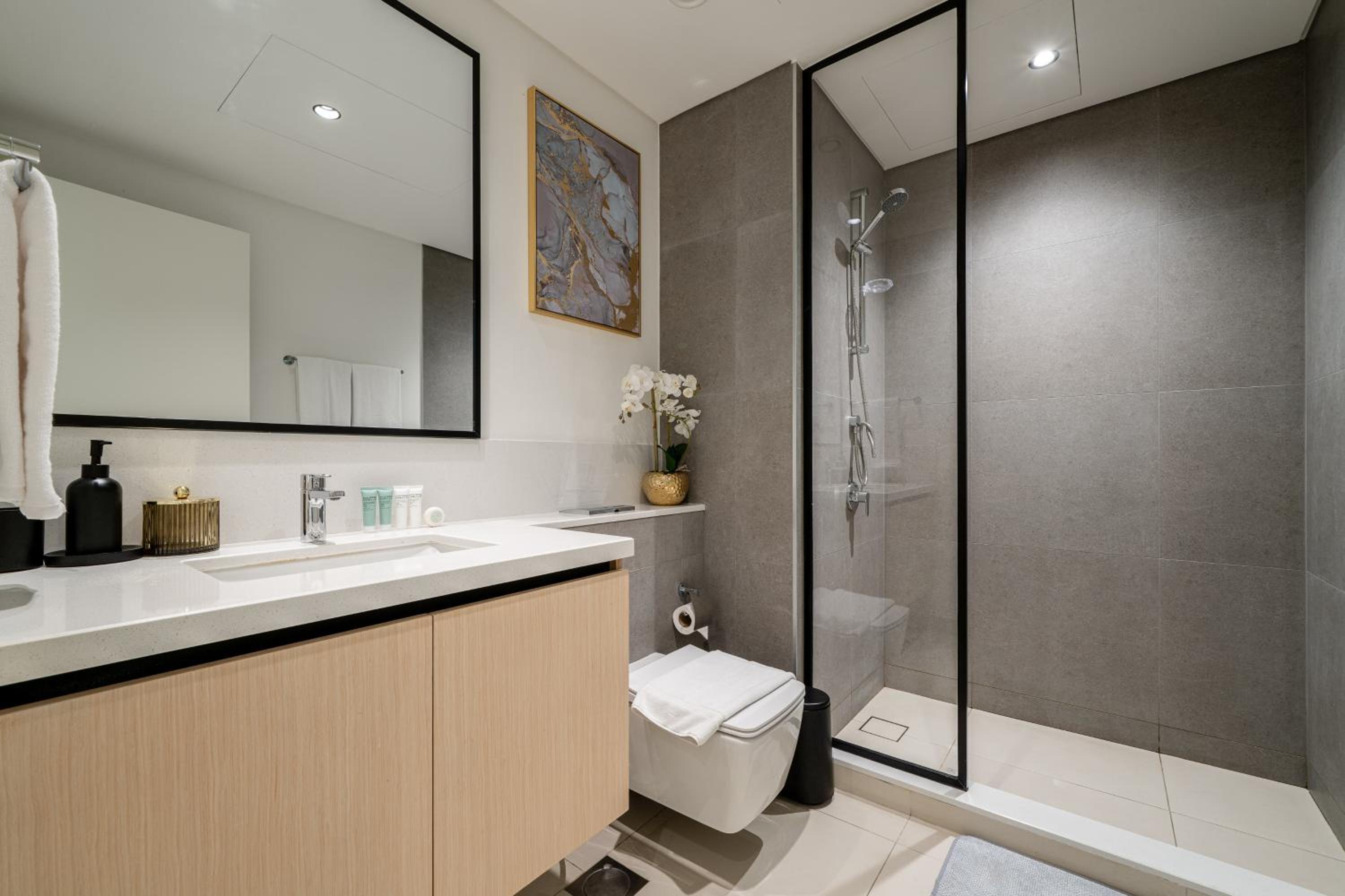 Luxury Two Bedroom Apartment with City & Pool View by Delujo Stays