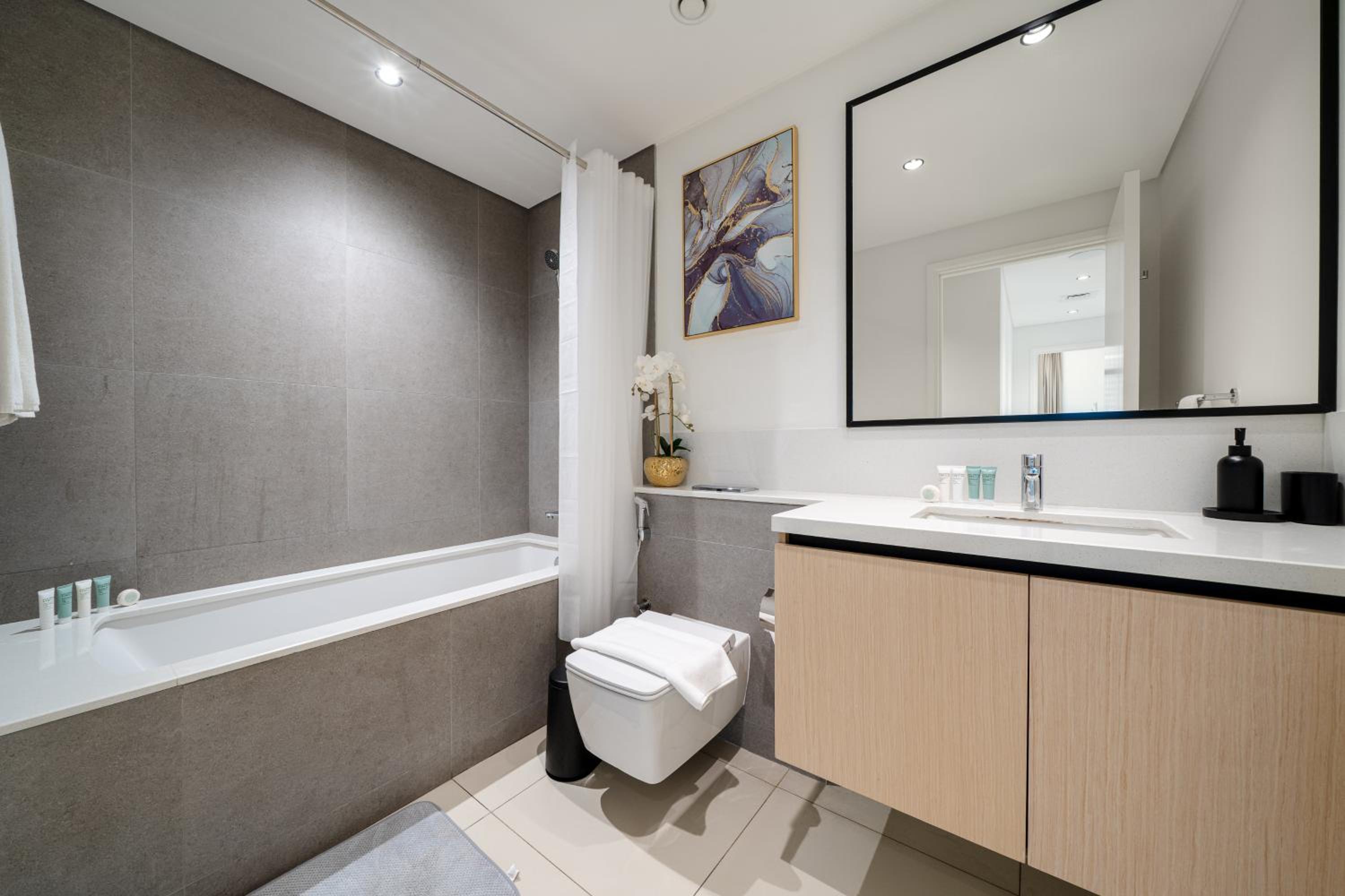 Luxury Two Bedroom Apartment with City & Pool View by Delujo Stays