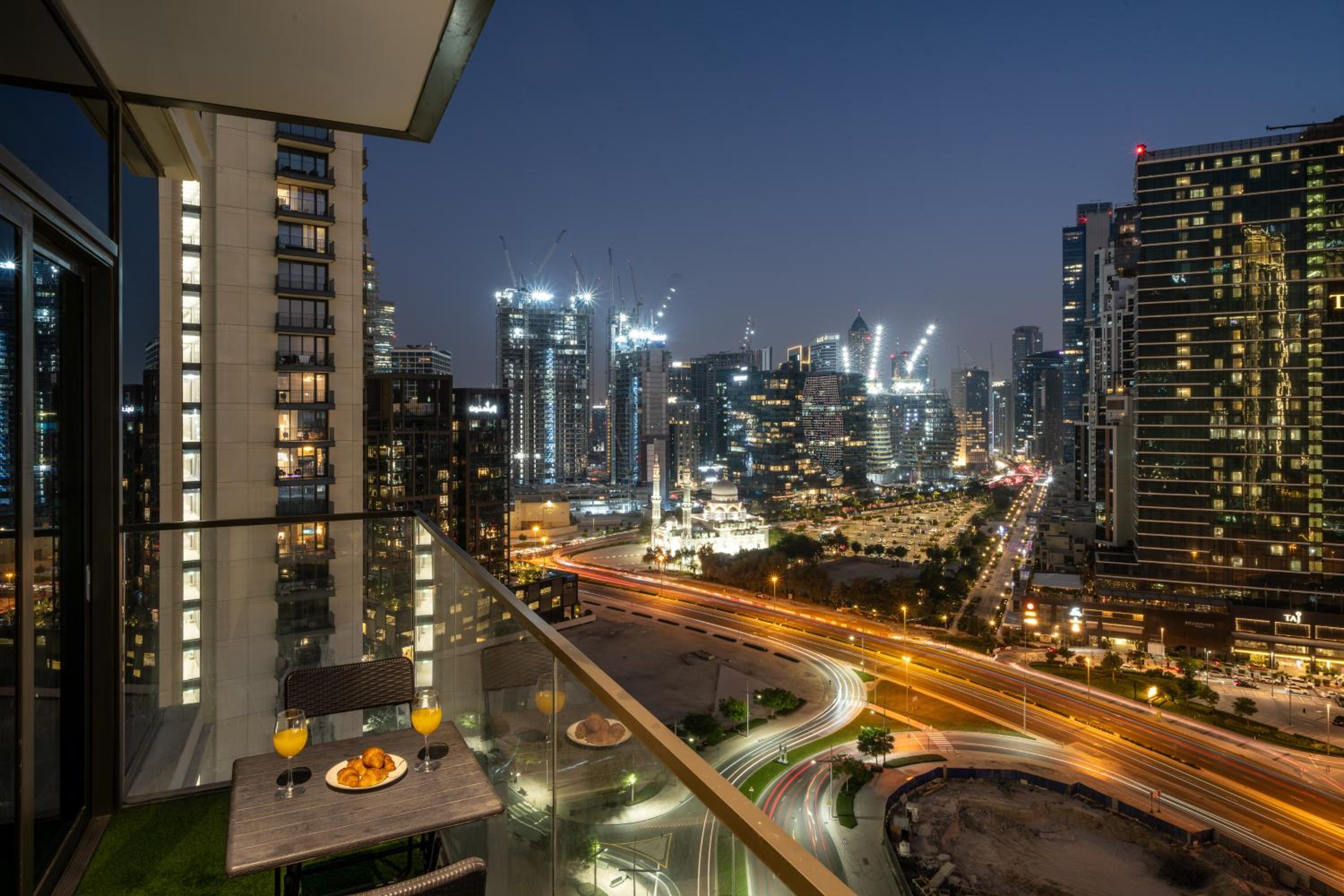 Luxury Two Bedroom Apartment with City & Pool View by Delujo Stays
