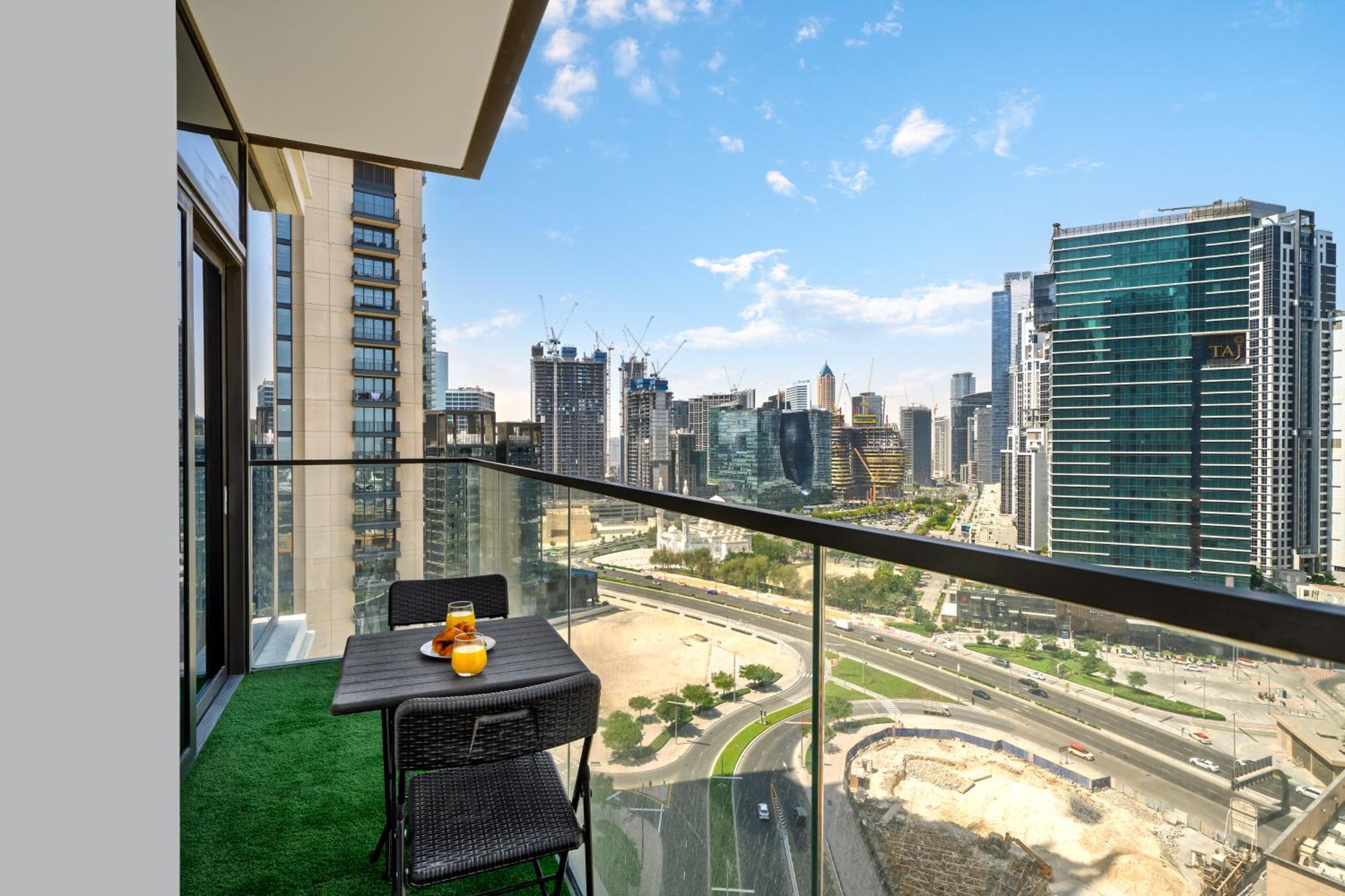 Luxury Two Bedroom Apartment with City & Pool View by Delujo Stays