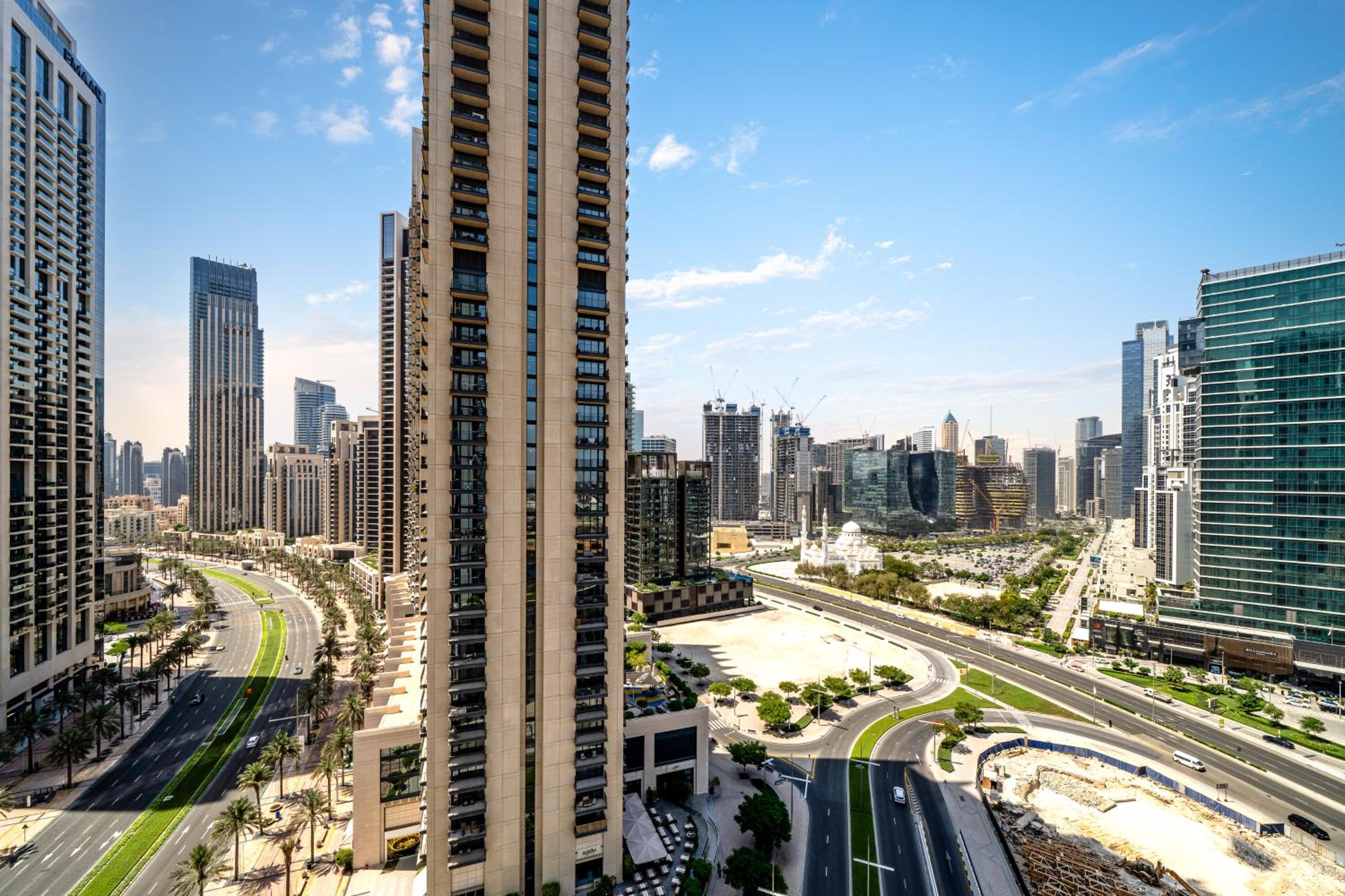 Luxury Two Bedroom Apartment with City & Pool View by Delujo Stays