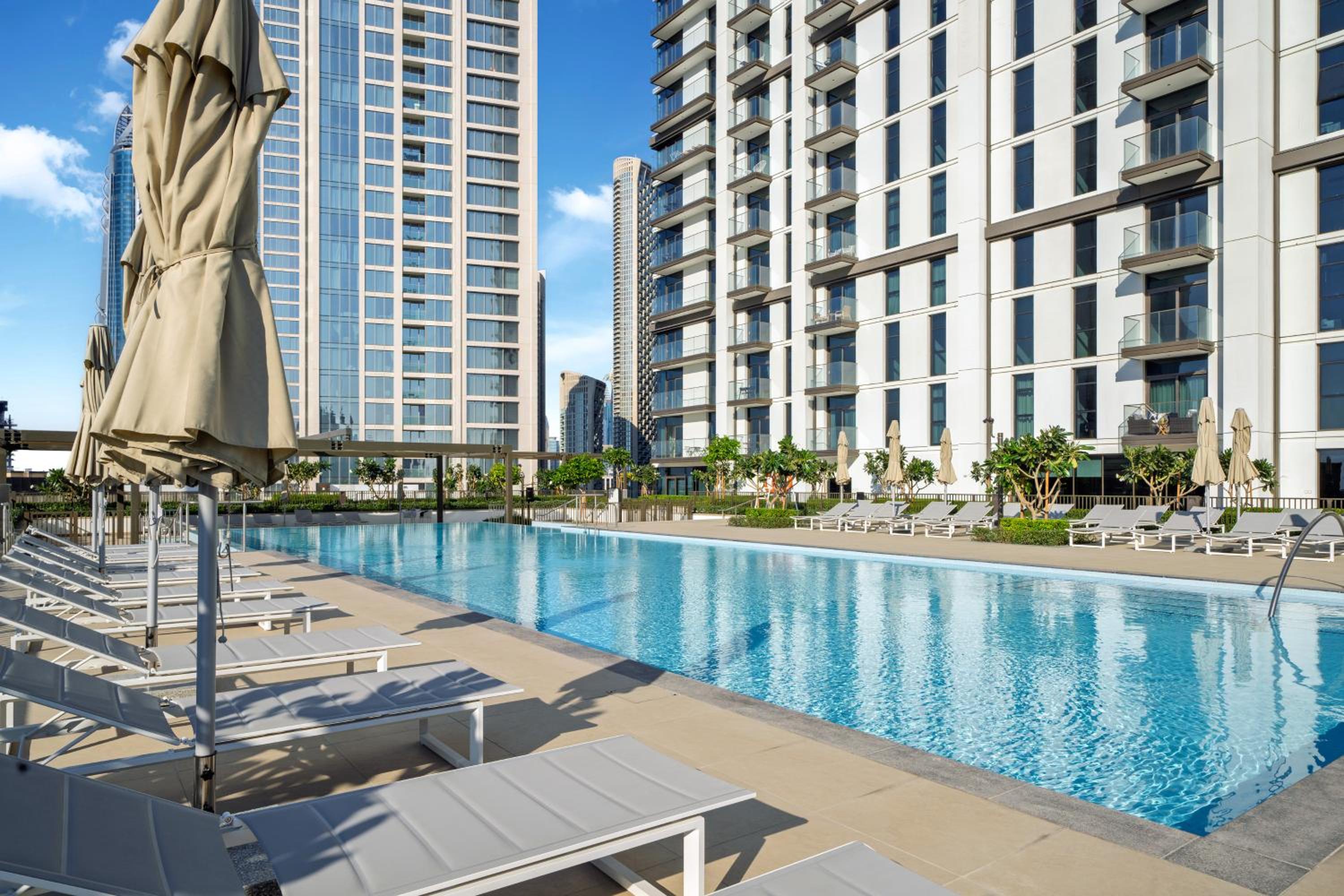 Luxury Two Bedroom Apartment with City & Pool View by Delujo Stays