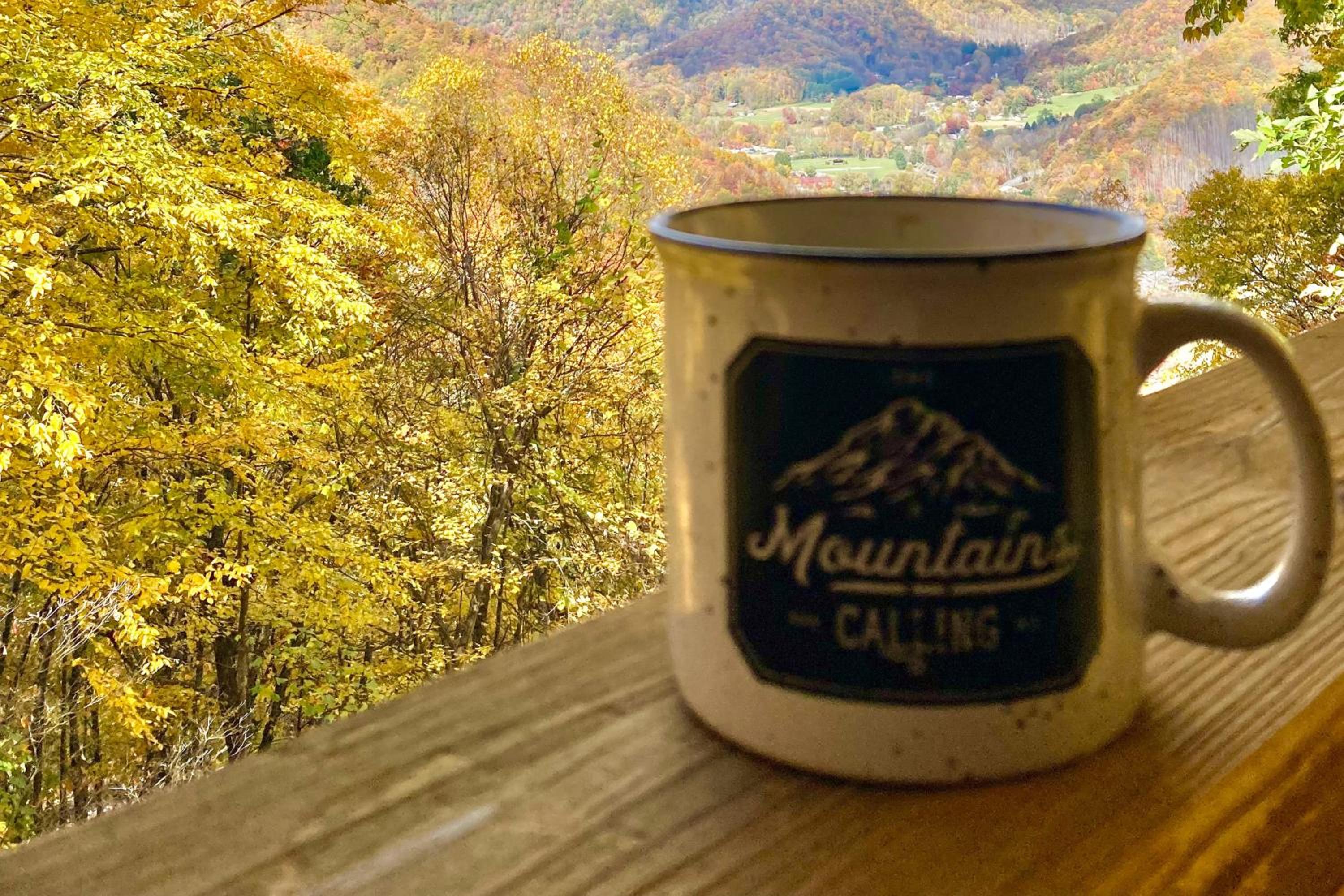 Mtn-View Deck! Maggie Valley Cabin, 8 Mi to Skiing