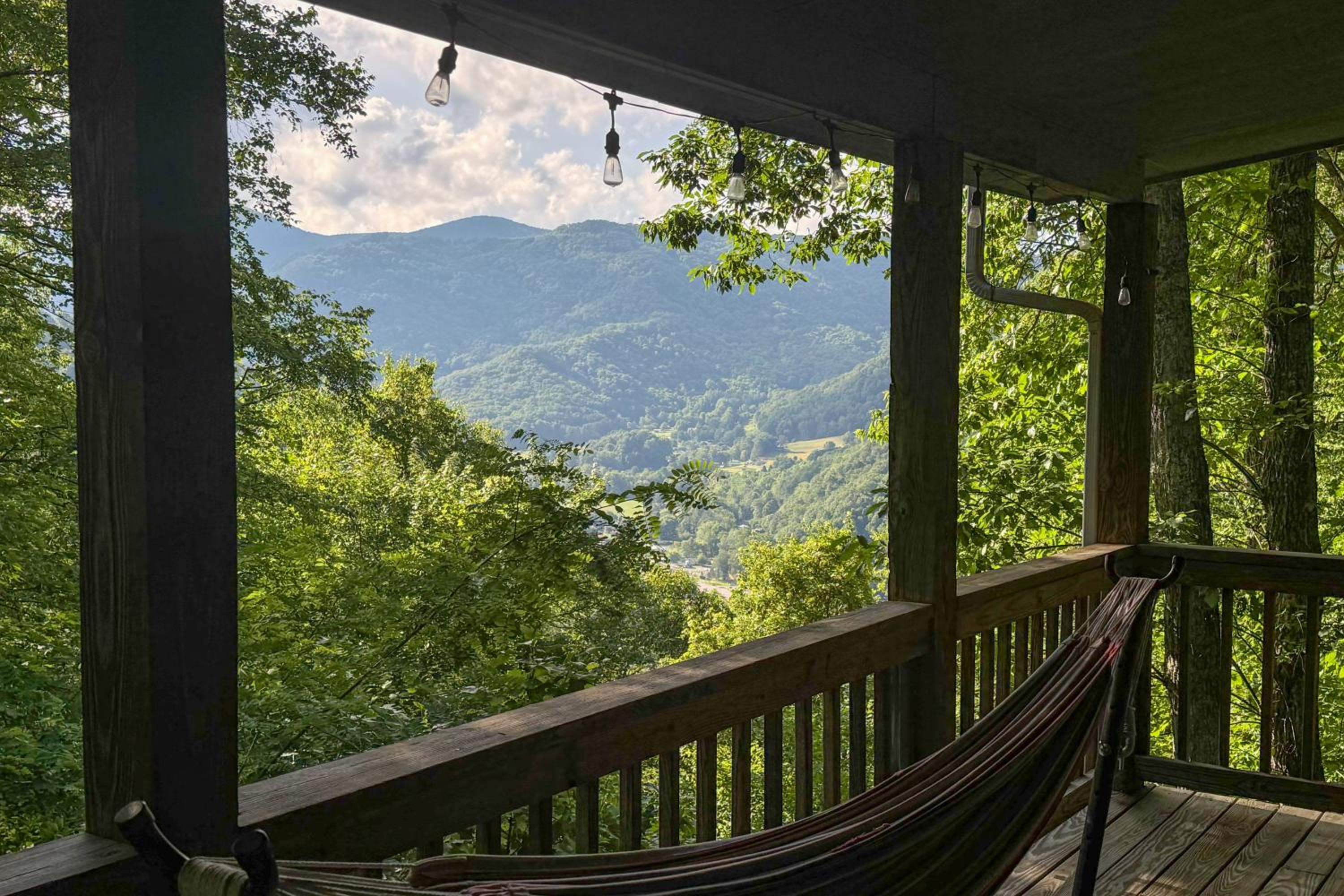 Mtn-View Deck! Maggie Valley Cabin, 8 Mi to Skiing