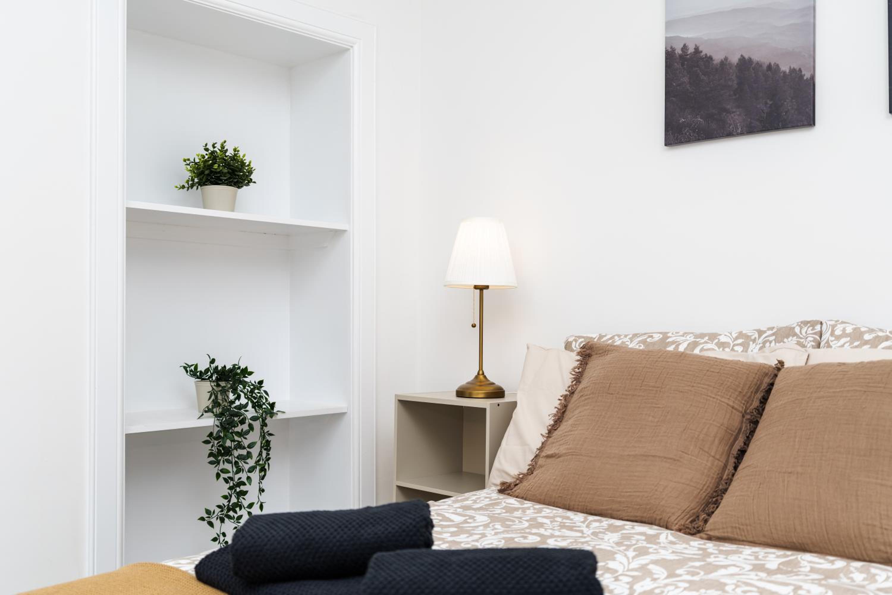 2 Bedroom House-Free Parking