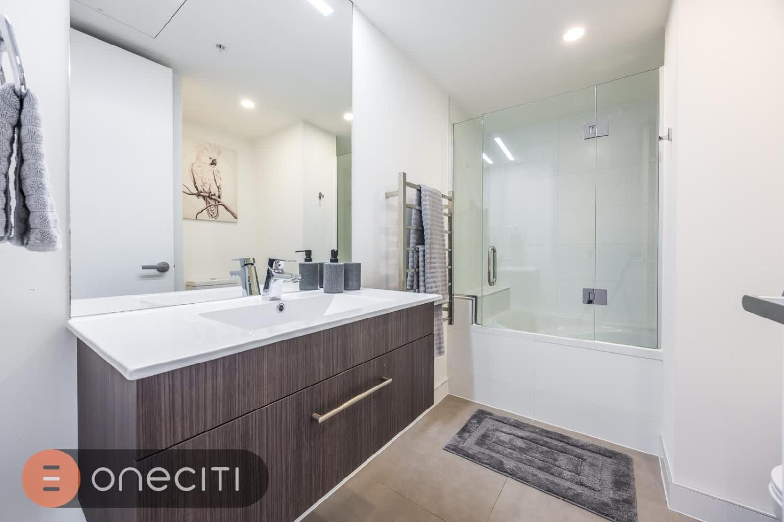 Spacious 3BR in Auckland CBD w Parking, Sky City Views