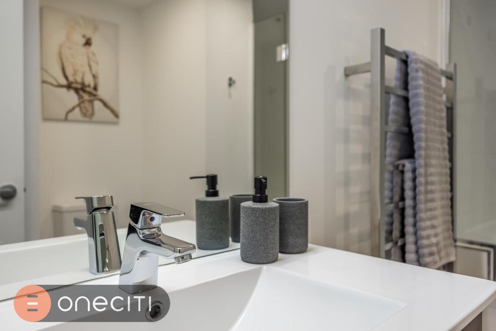 Spacious 3BR in Auckland CBD w Parking, Sky City Views