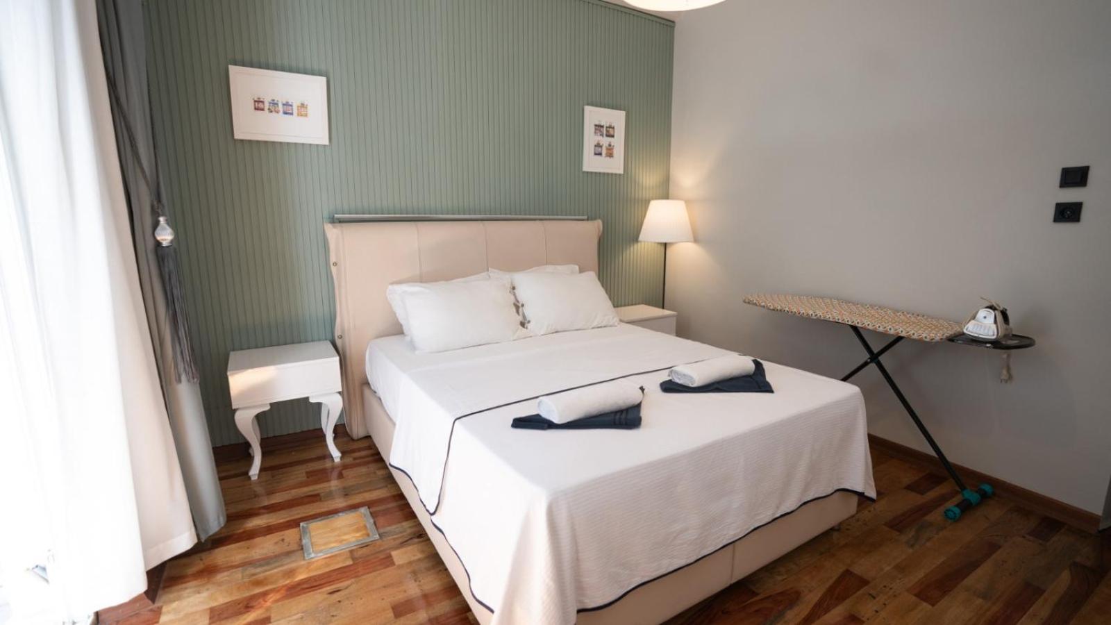 Taksim Green Flat Back