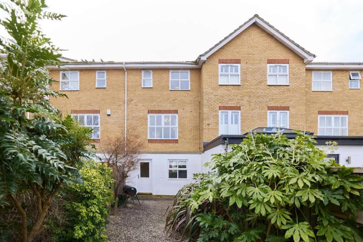 The Guildford Getaway - 3BDR with Garden