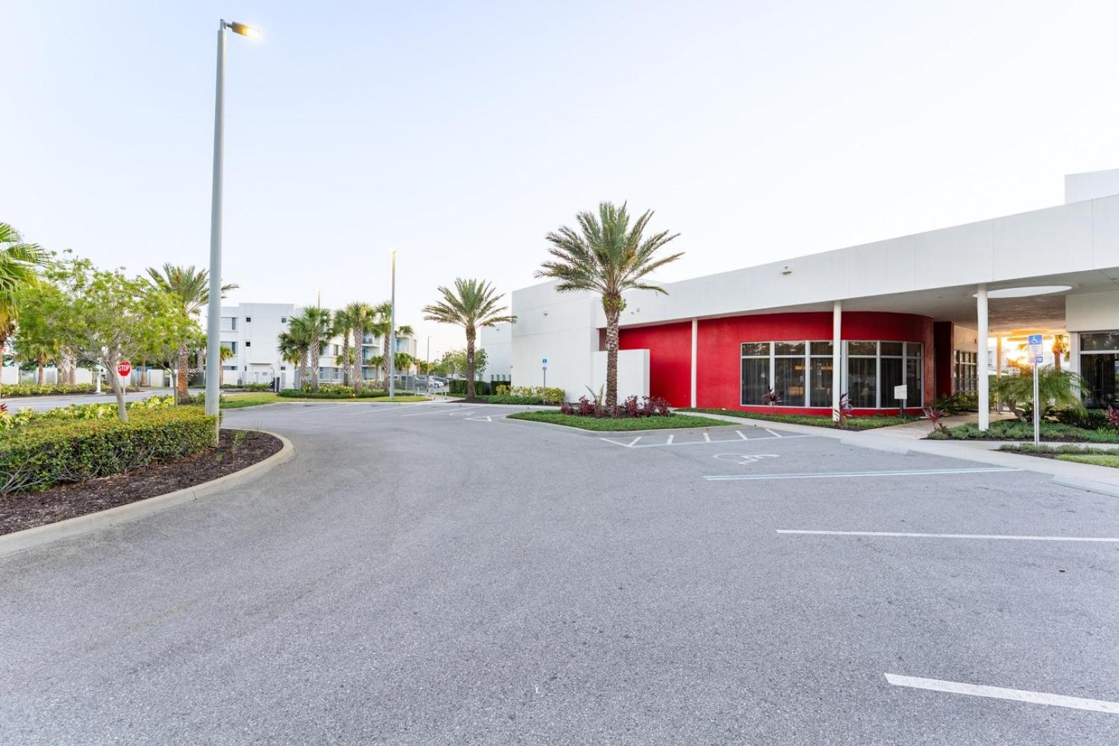 Spacious 3BR | Pool, Gym, Near Beach & Speedway