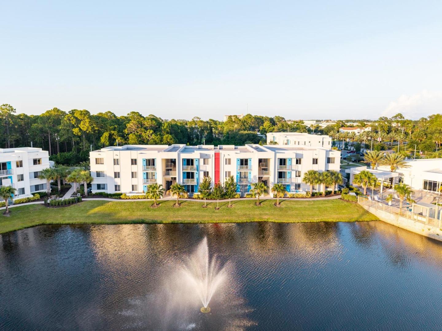 Spacious 3BR | Pool, Gym, Near Beach & Speedway