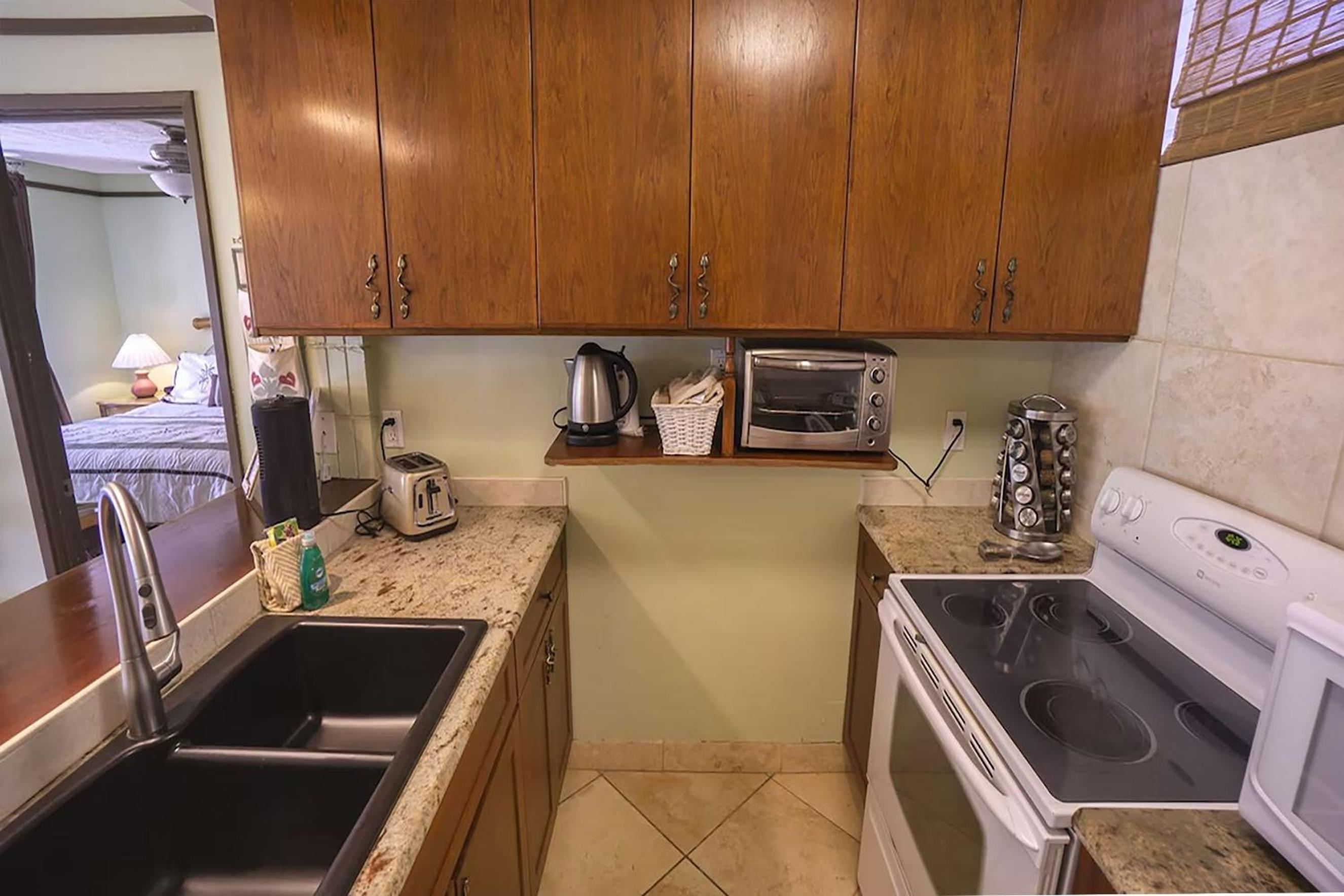 Haleakala Shores A-308 - Ocean/Mountain Views, Stylish 2br/2ba, Lanai, AC, Wi-Fi