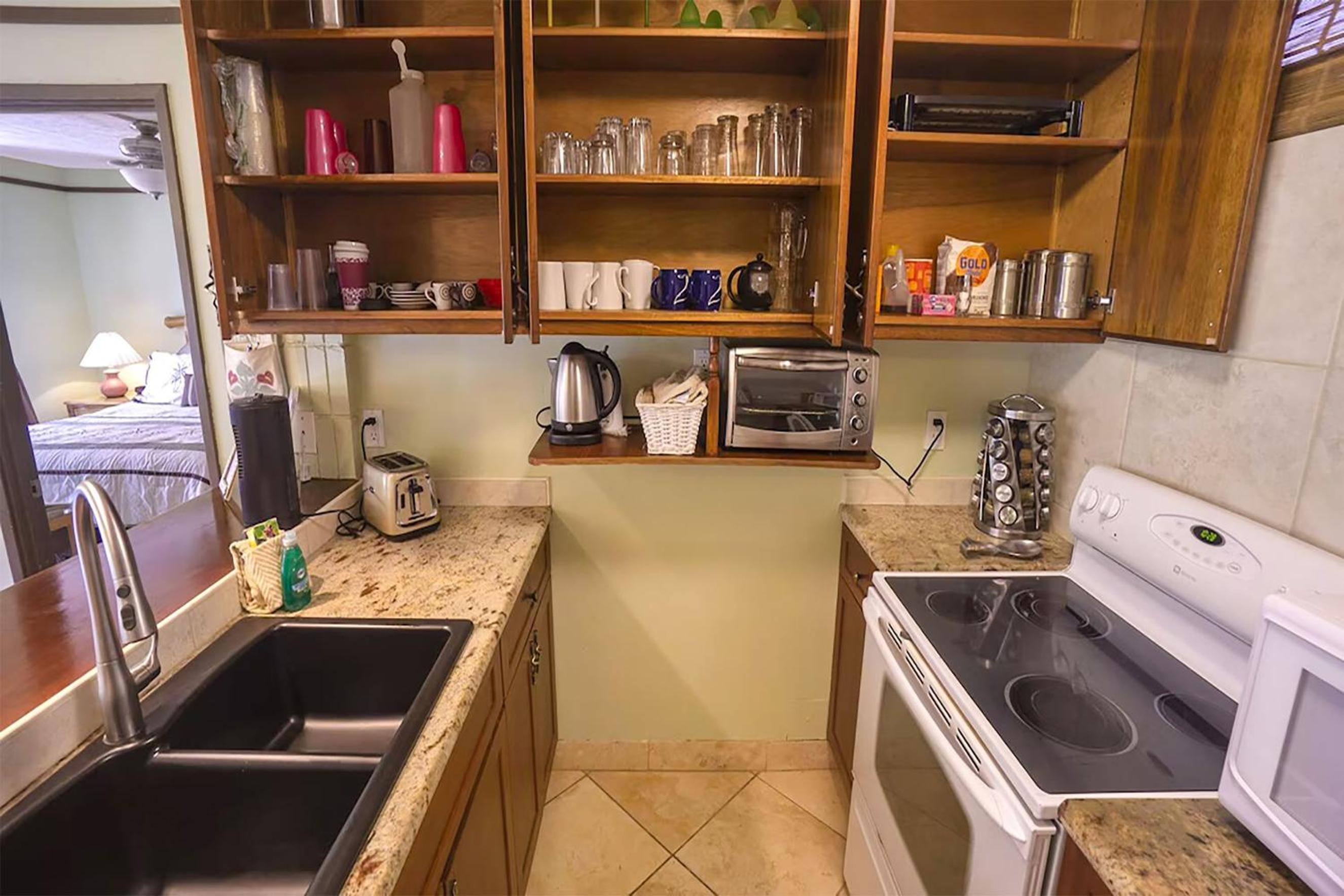 Haleakala Shores A-308 - Ocean/Mountain Views, Stylish 2br/2ba, Lanai, AC, Wi-Fi