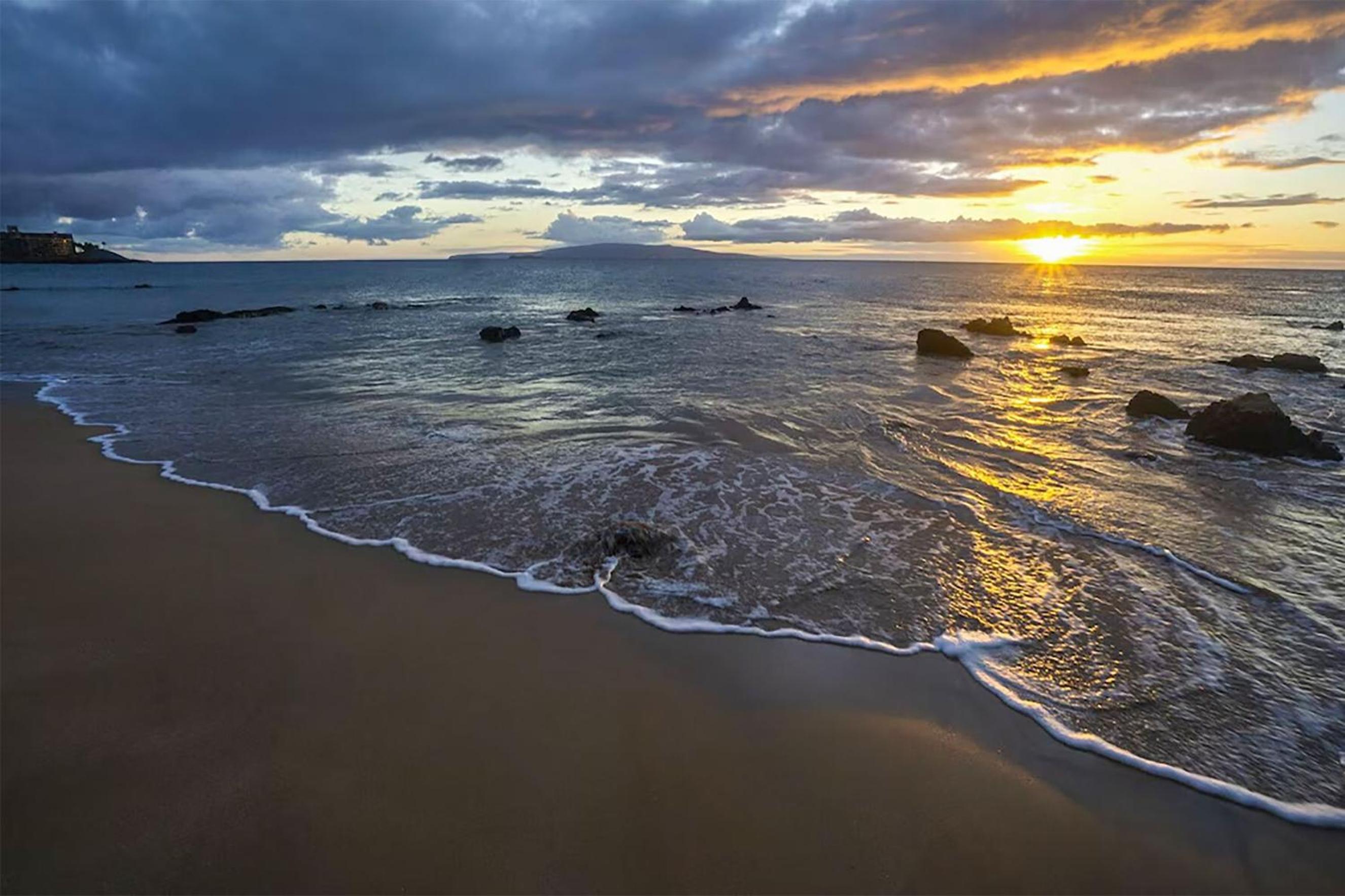 Haleakala Shores A-308 - Ocean/Mountain Views, Stylish 2br/2ba, Lanai, AC, Wi-Fi