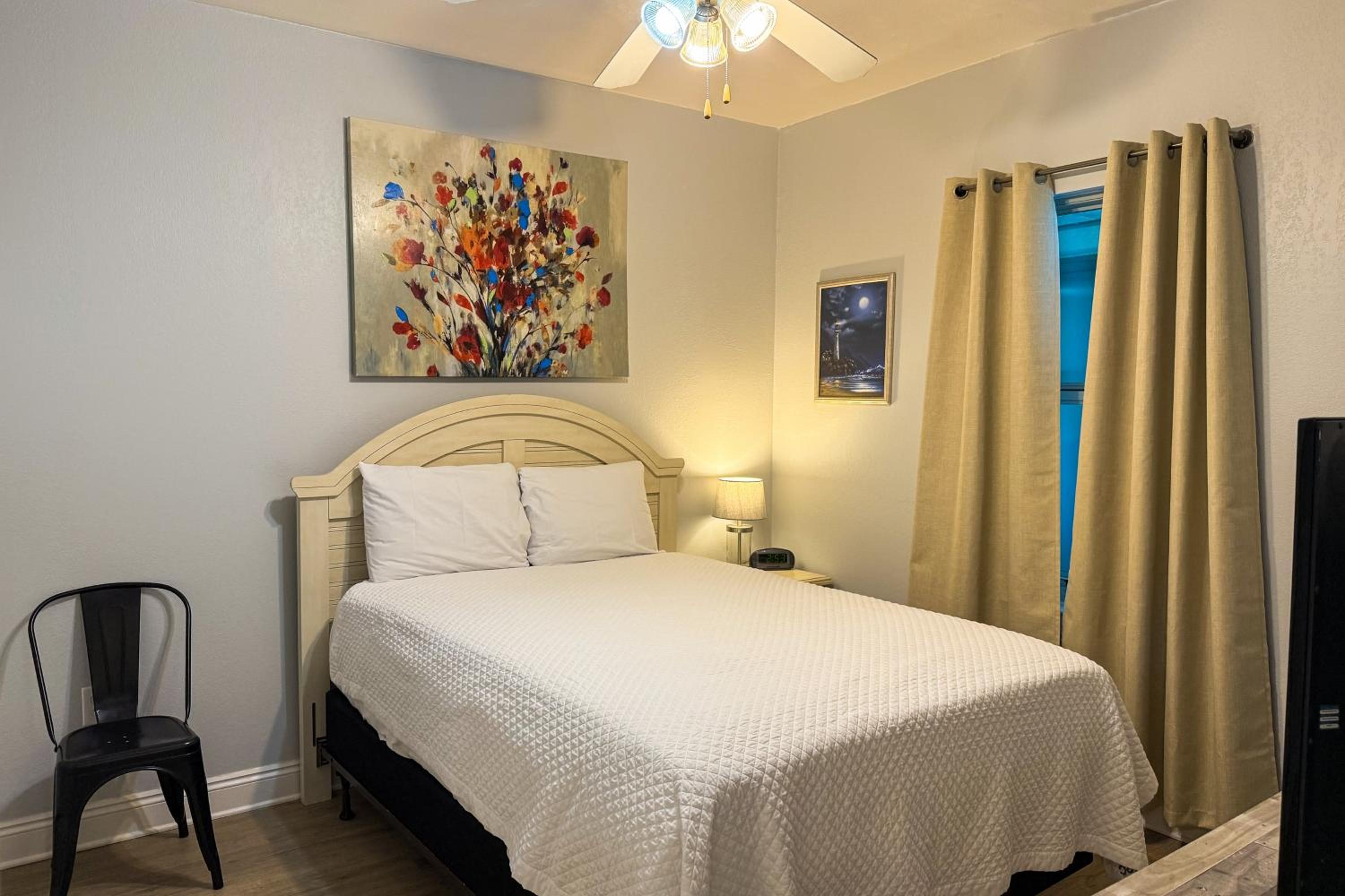 Walk to Beach Gulf Shores Getaway with Pool Access!