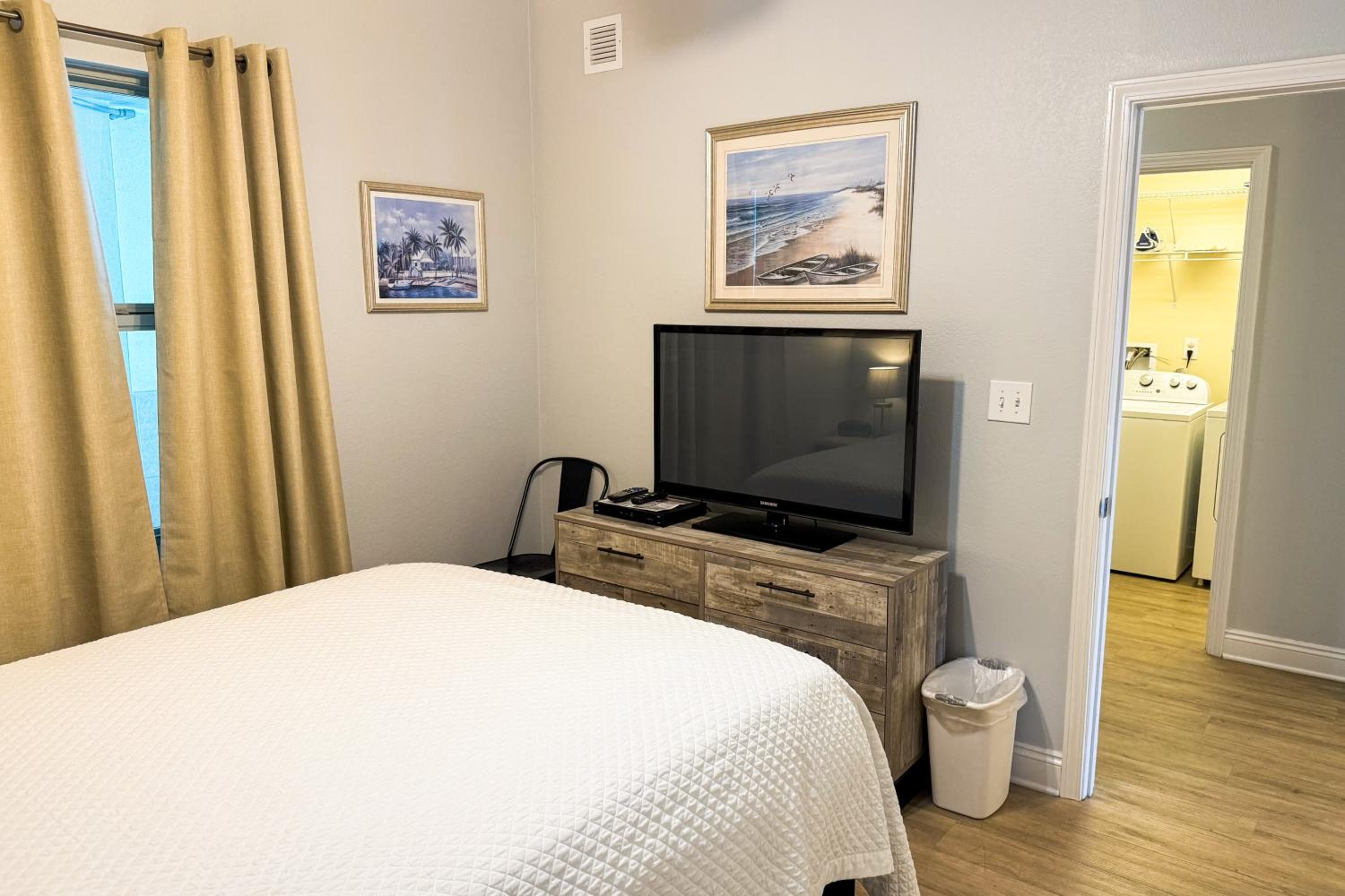 Walk to Beach Gulf Shores Getaway with Pool Access!