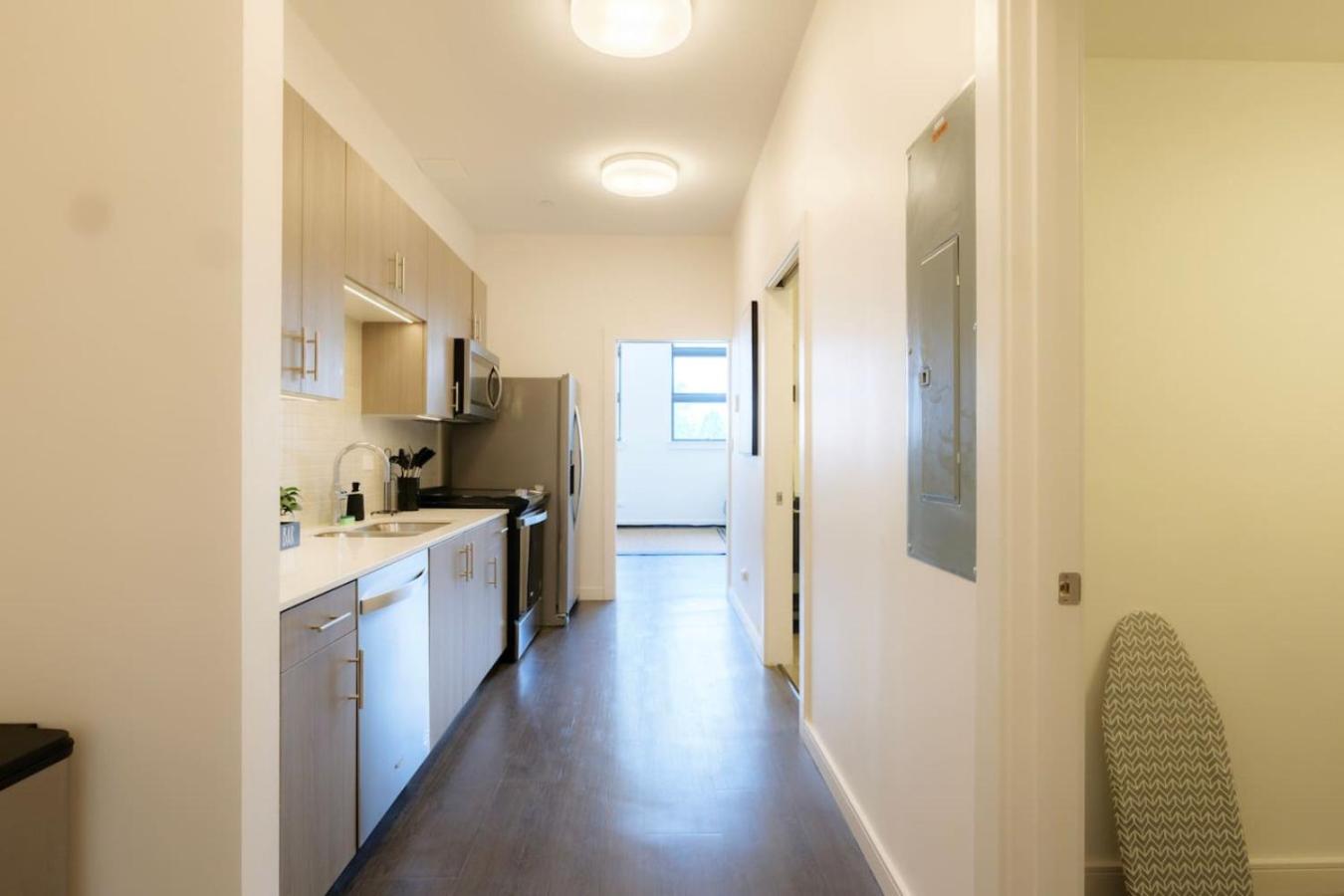Above The Roots - Elegant and Bright Studio Stay