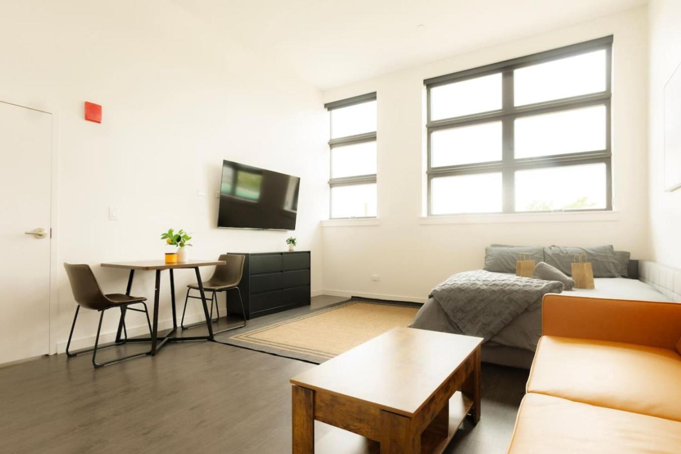 Above The Roots - Elegant and Bright Studio Stay