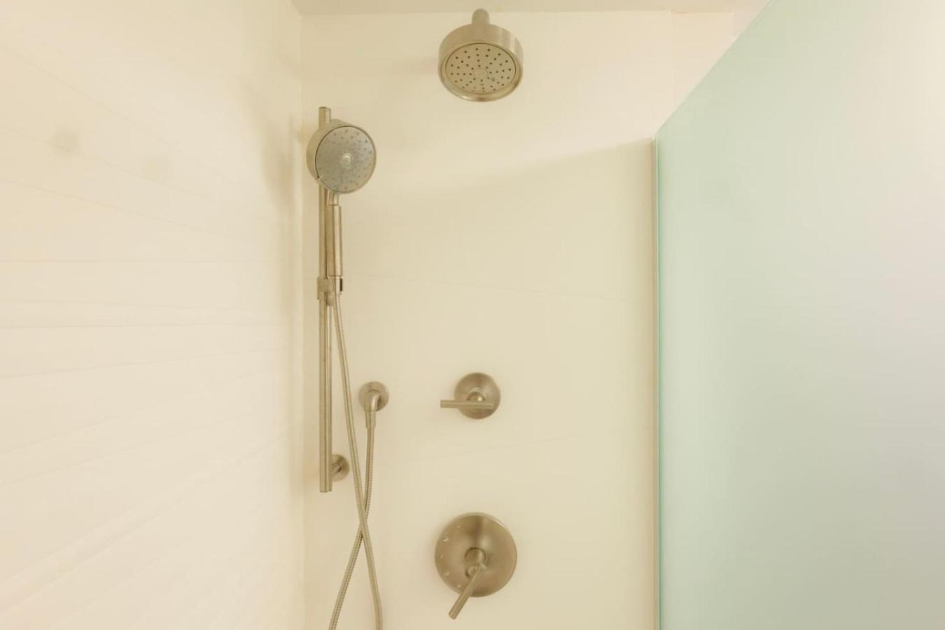 Above The Roots - Elegant and Bright Studio Stay