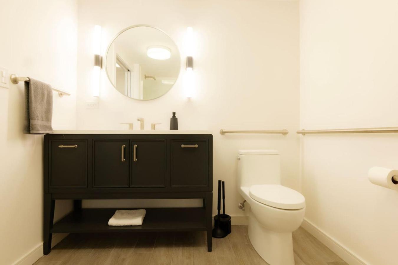 Above The Roots - Elegant and Bright Studio Stay