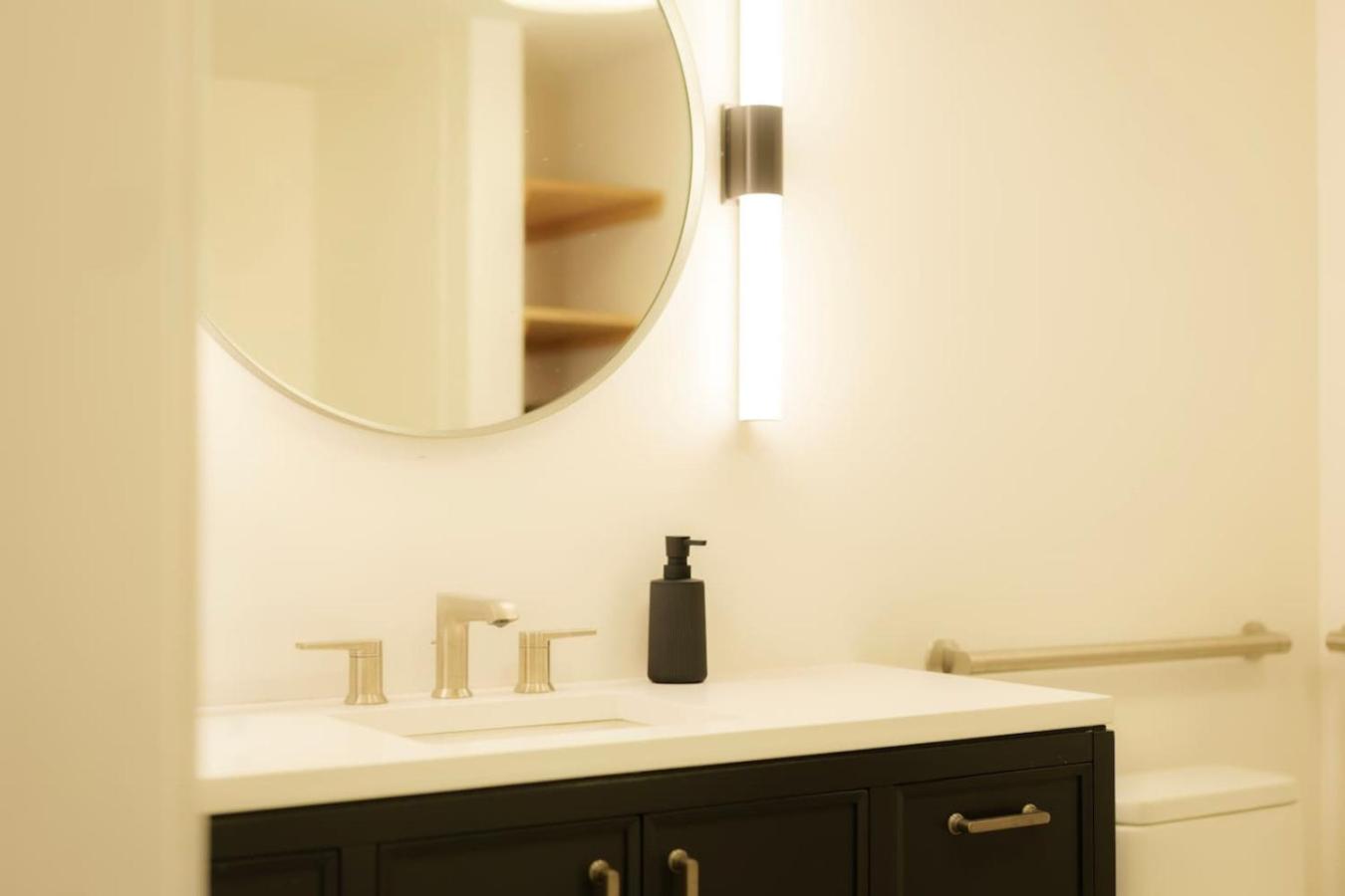Above The Roots - Elegant and Bright Studio Stay