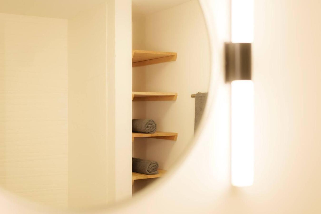 Above The Roots - Elegant and Bright Studio Stay