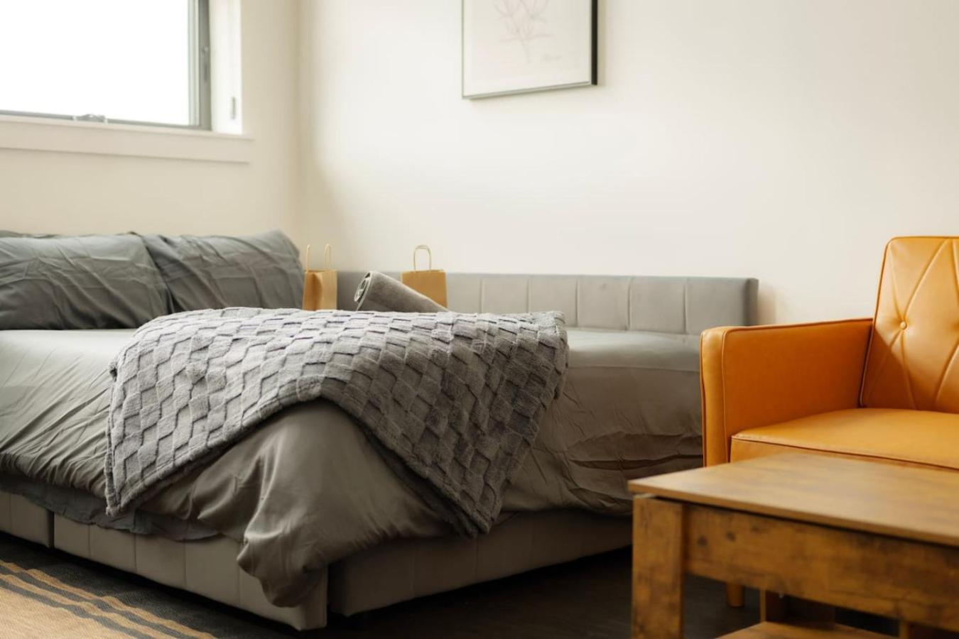 Above The Roots - Elegant and Bright Studio Stay