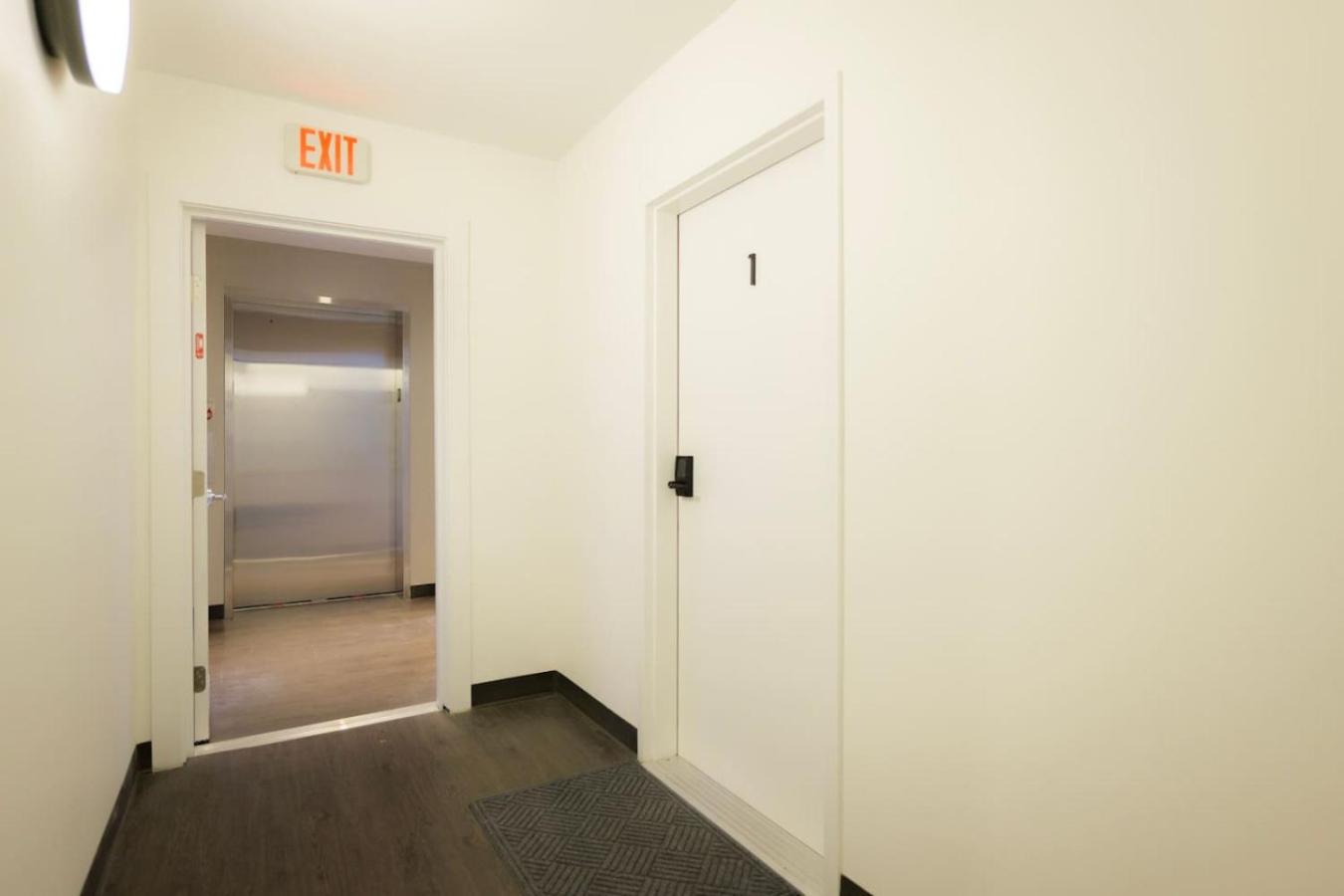 Above The Roots - Elegant and Bright Studio Stay
