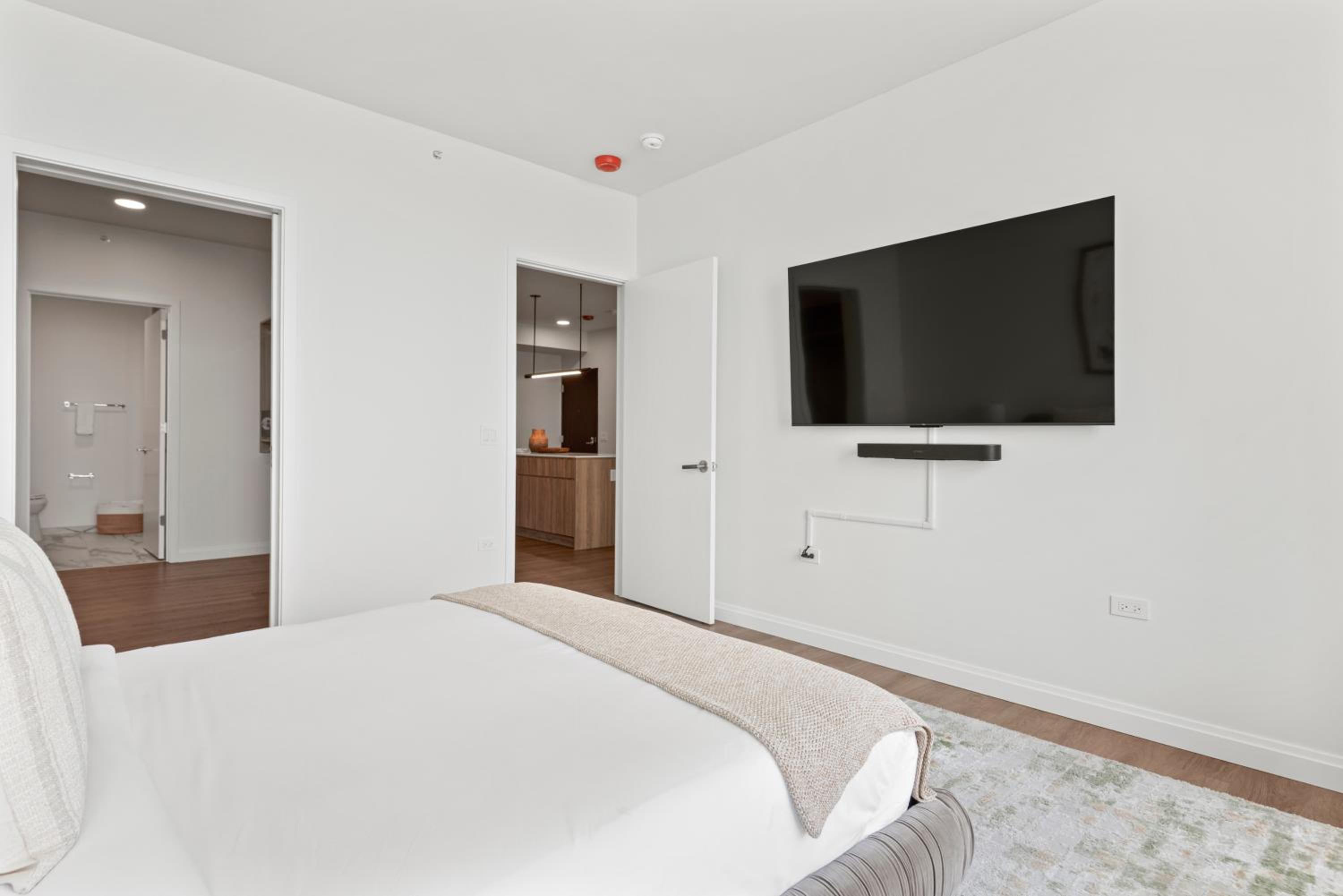 Lux Apts with Lake Views and Top Amenities