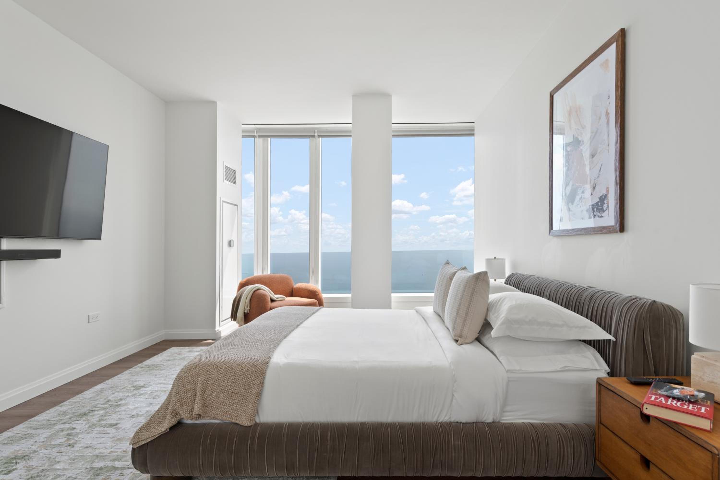 Lux Apts with Lake Views and Top Amenities
