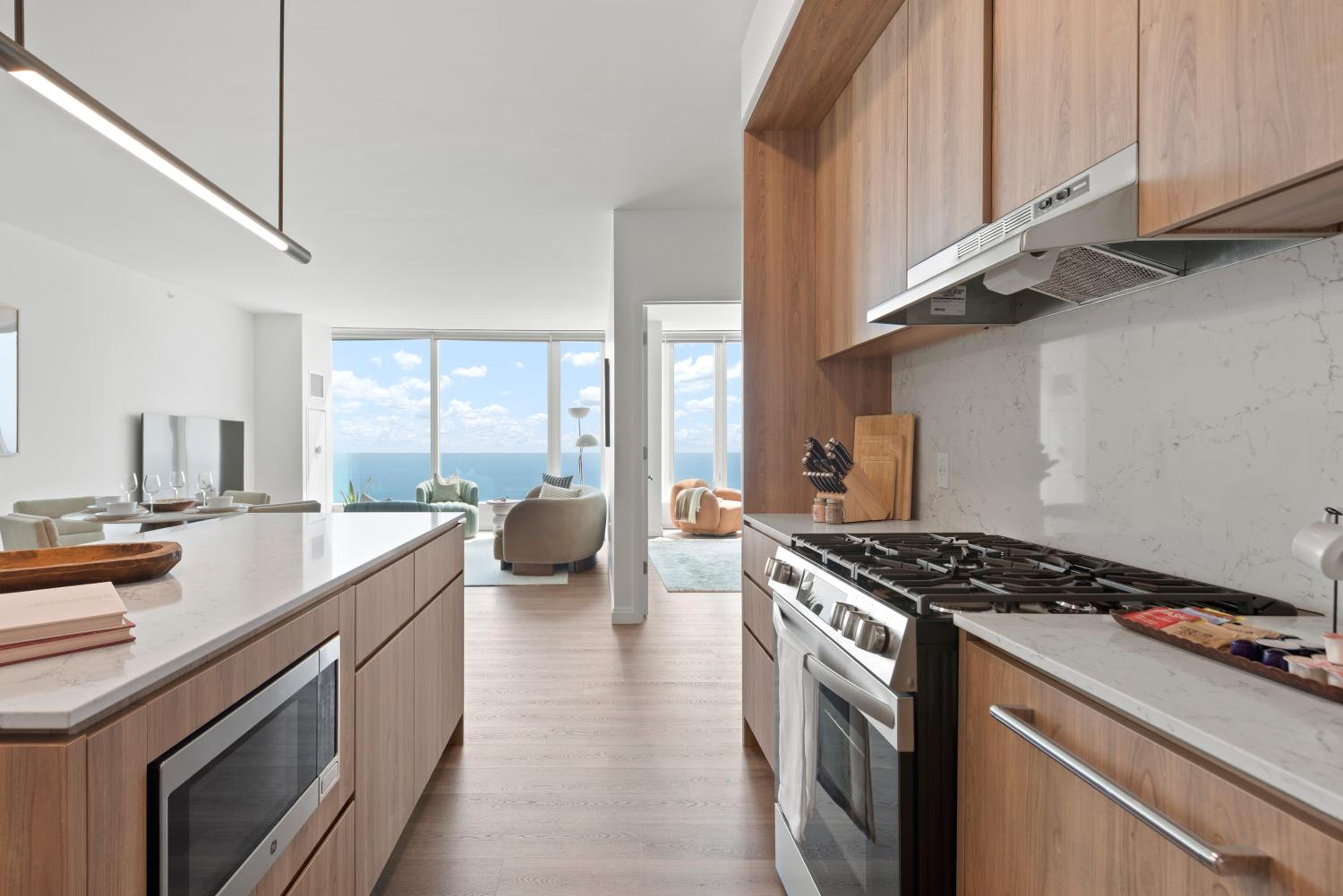 Lux Apts with Lake Views and Top Amenities