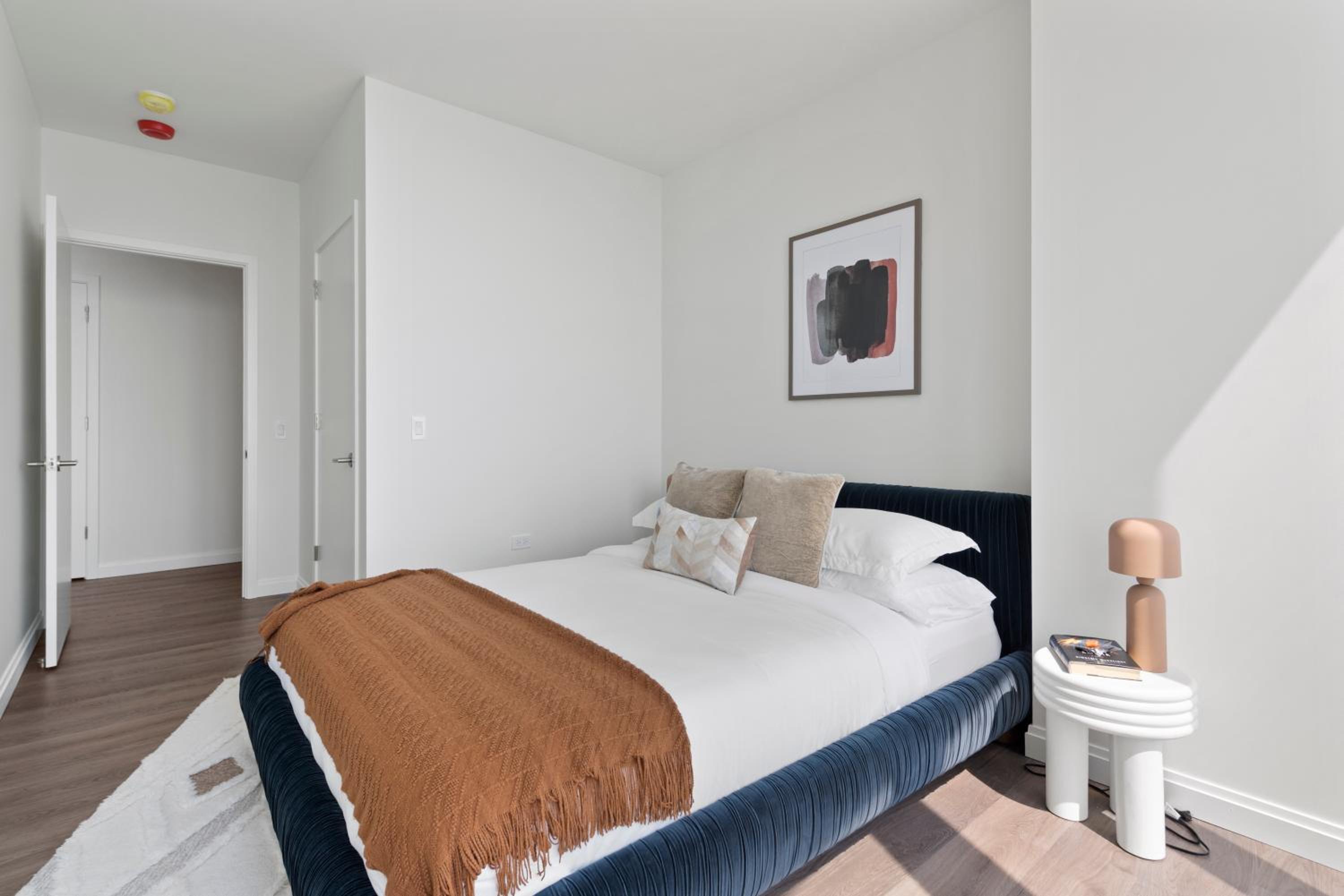 Lux Apts with Lake Views and Top Amenities