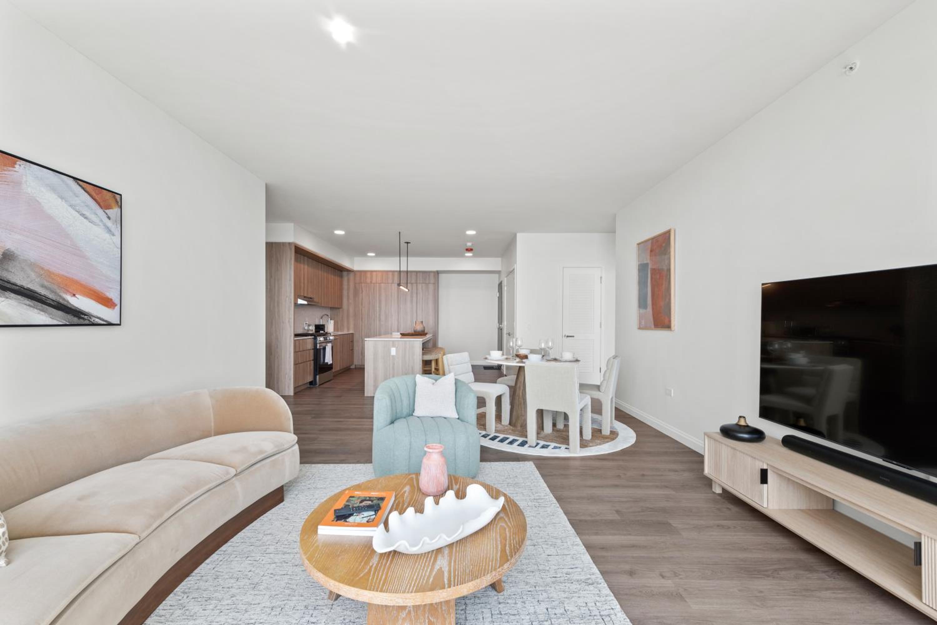 Lux Apts with Lake Views and Top Amenities