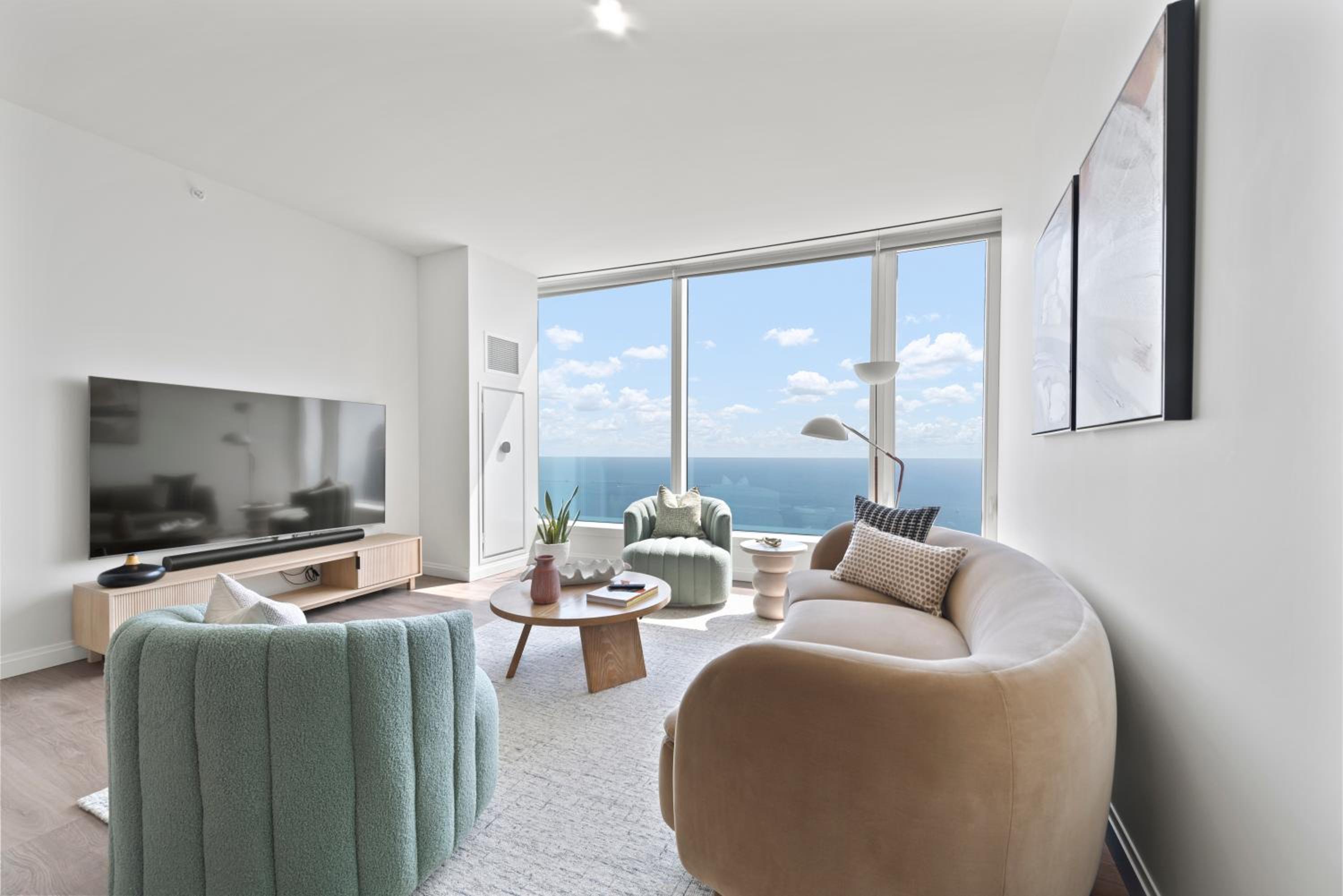 Lux Apts with Lake Views and Top Amenities
