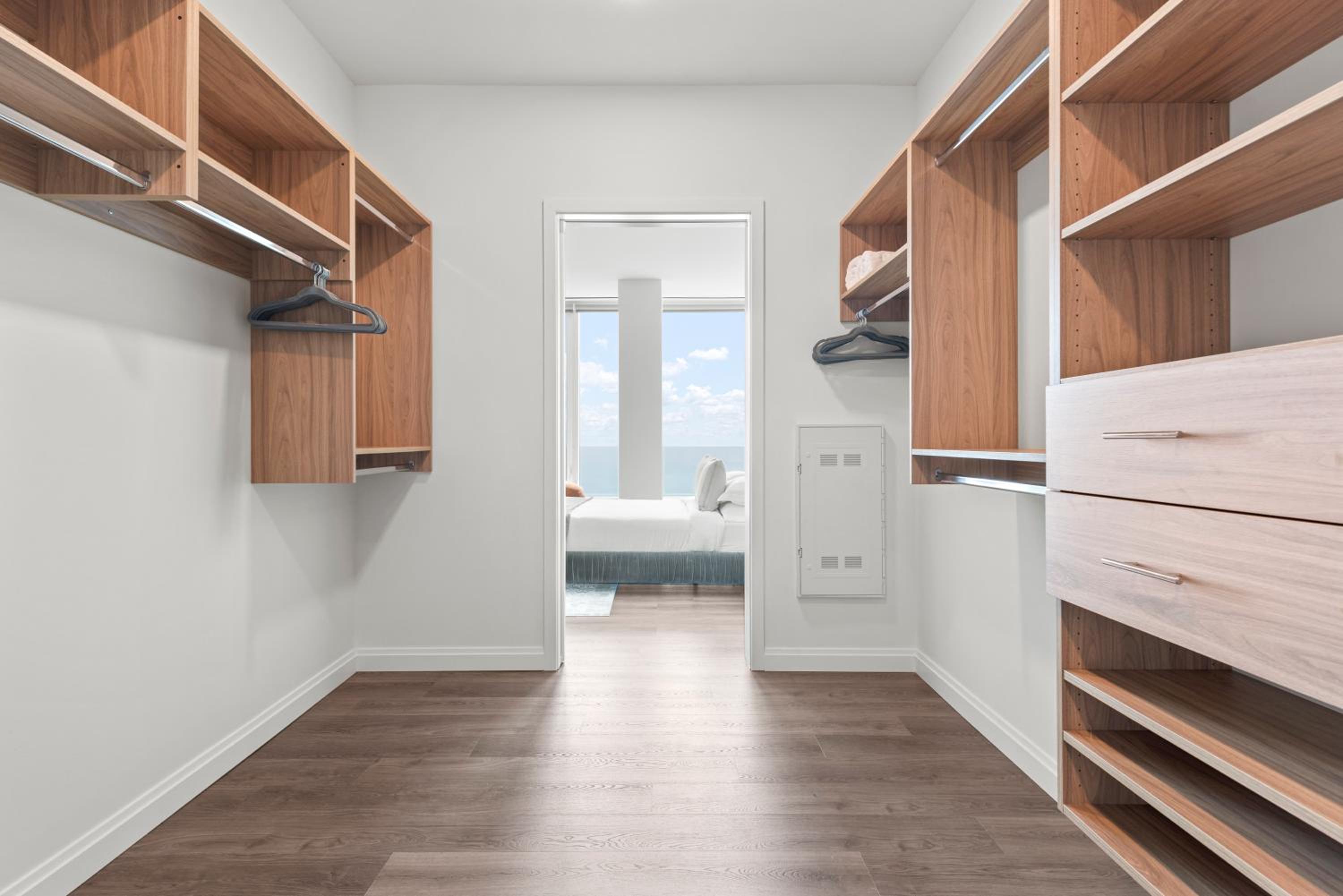 Lux Apts with Lake Views and Top Amenities
