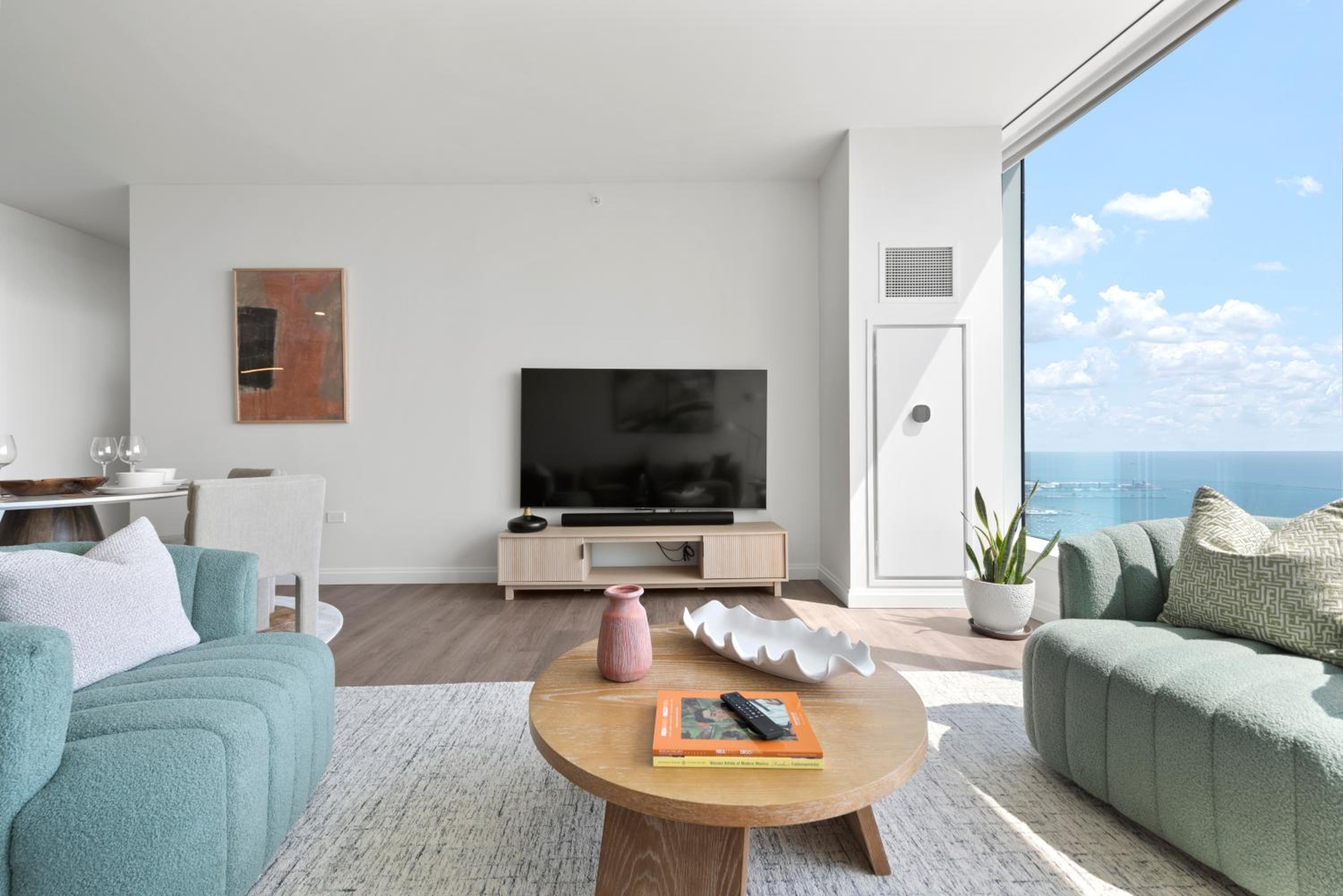 Lux Apts with Lake Views and Top Amenities