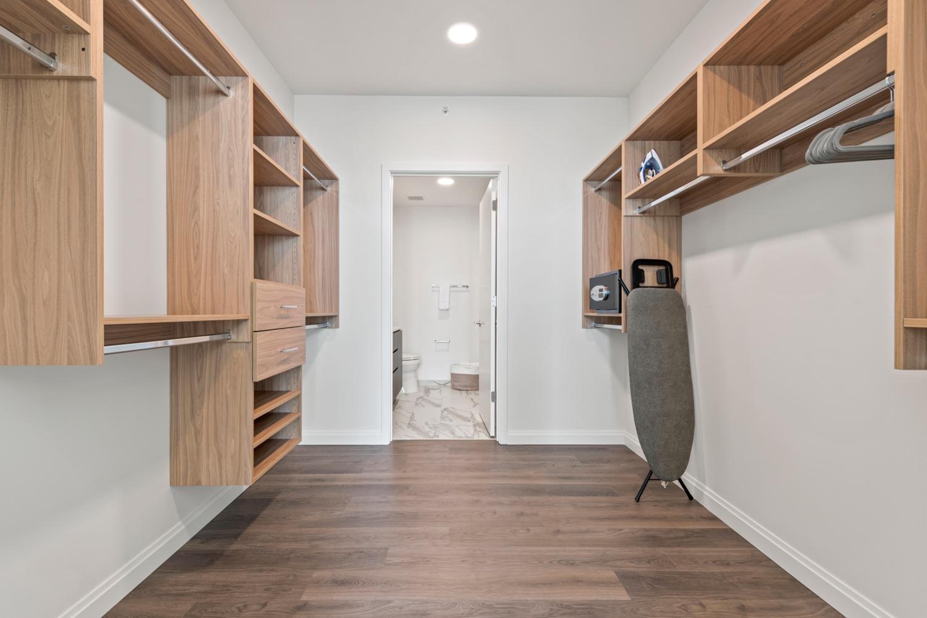 Lux Apts with Lake Views and Top Amenities