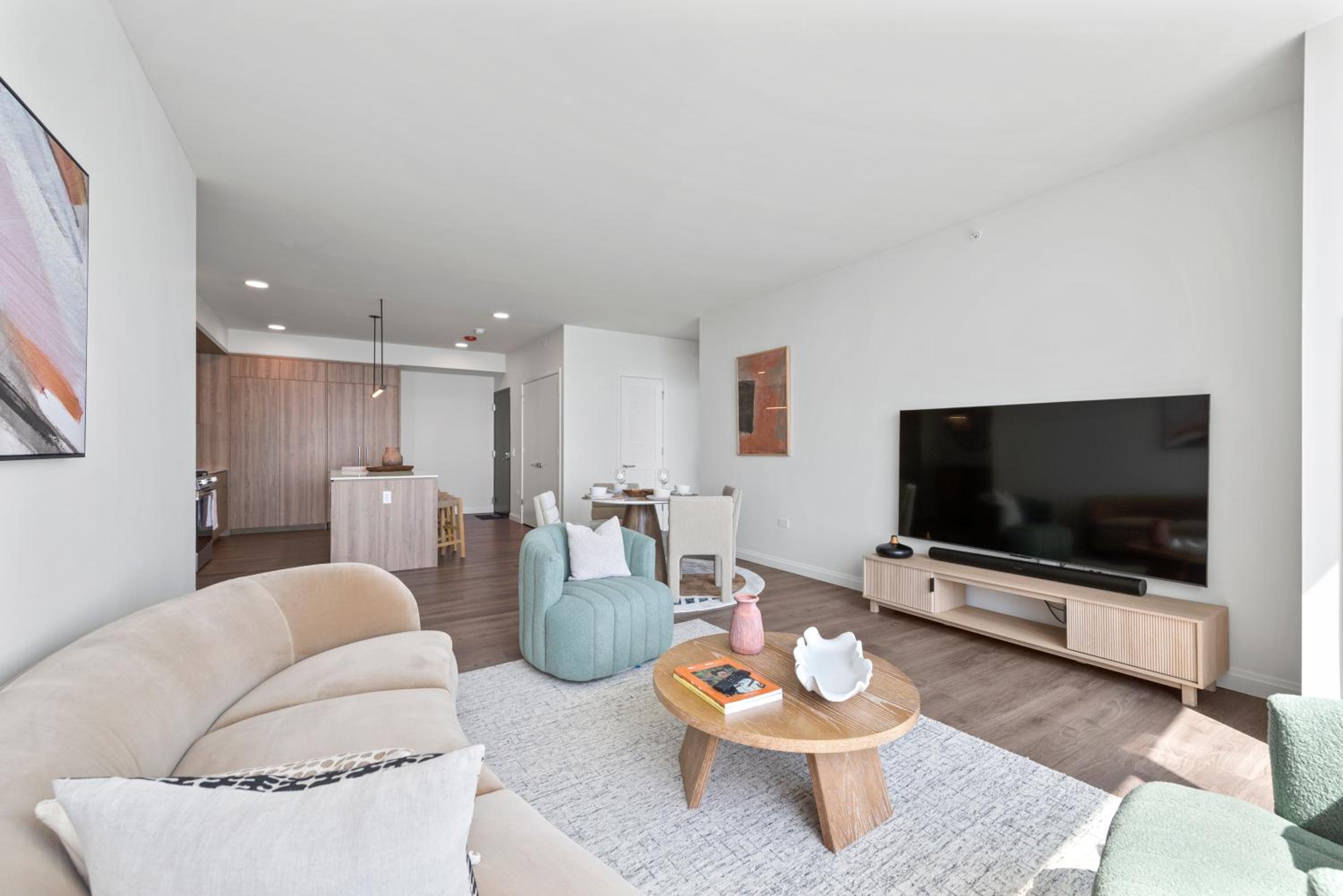 Lux Apts with Lake Views and Top Amenities