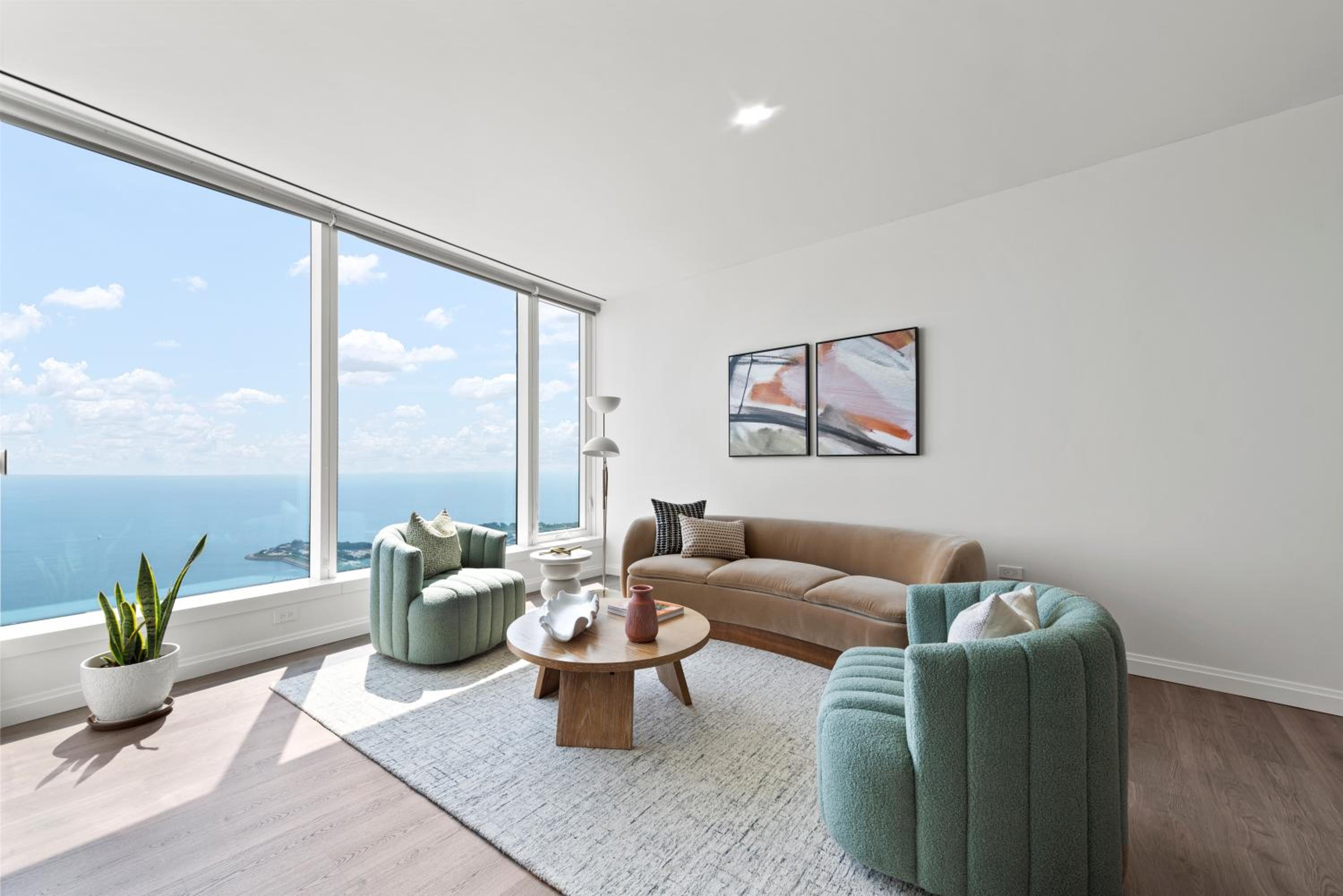 Lux Apts with Lake Views and Top Amenities