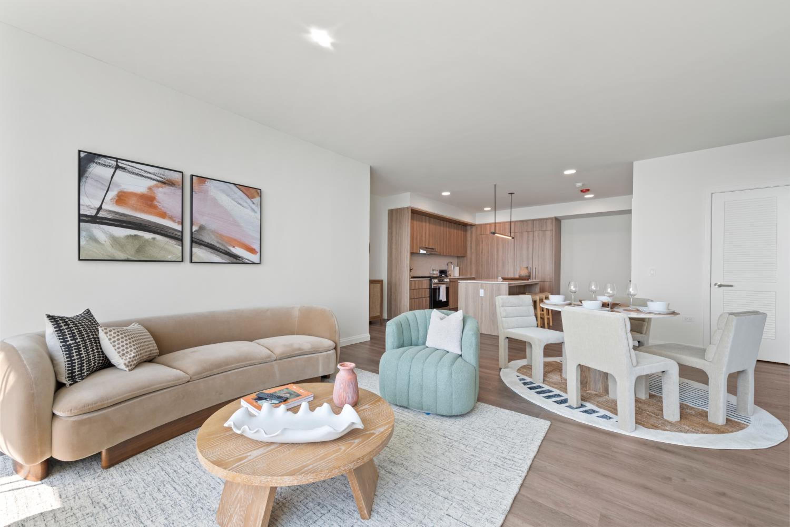 Lux Apts with Lake Views and Top Amenities