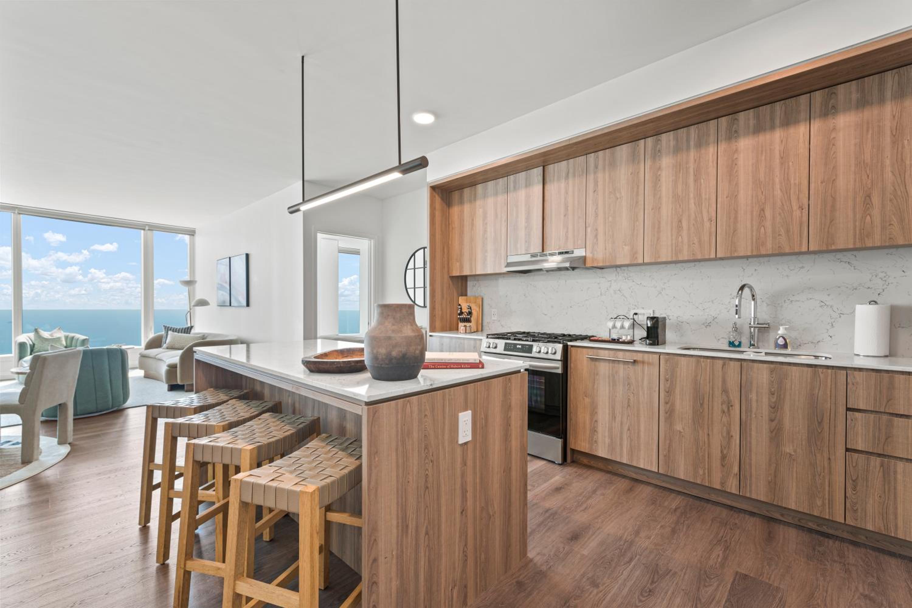 Lux Apts with Lake Views and Top Amenities