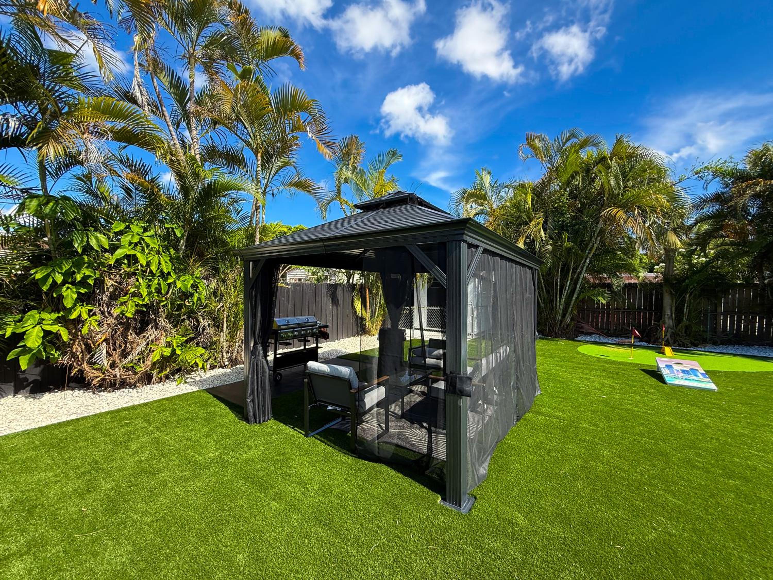 The LuxeLanding MIA- Swimming pool, Oasis Lounge, Mini Golf, BBQ and Hibachi Grill , and Outdoor Games