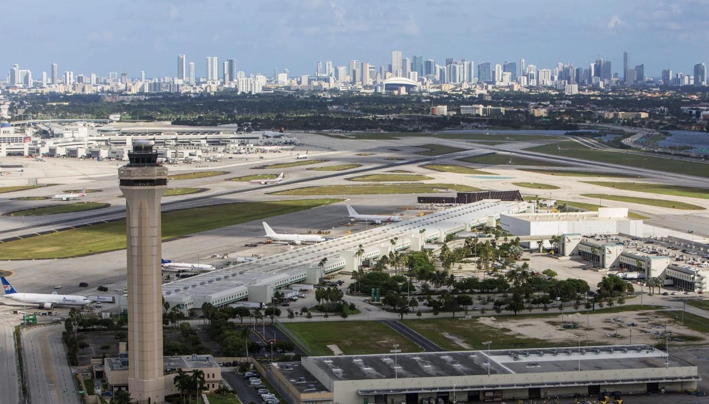 The LuxeLanding MIA- Swimming pool, Oasis Lounge, Mini Golf, BBQ and Hibachi Grill , and Outdoor Games