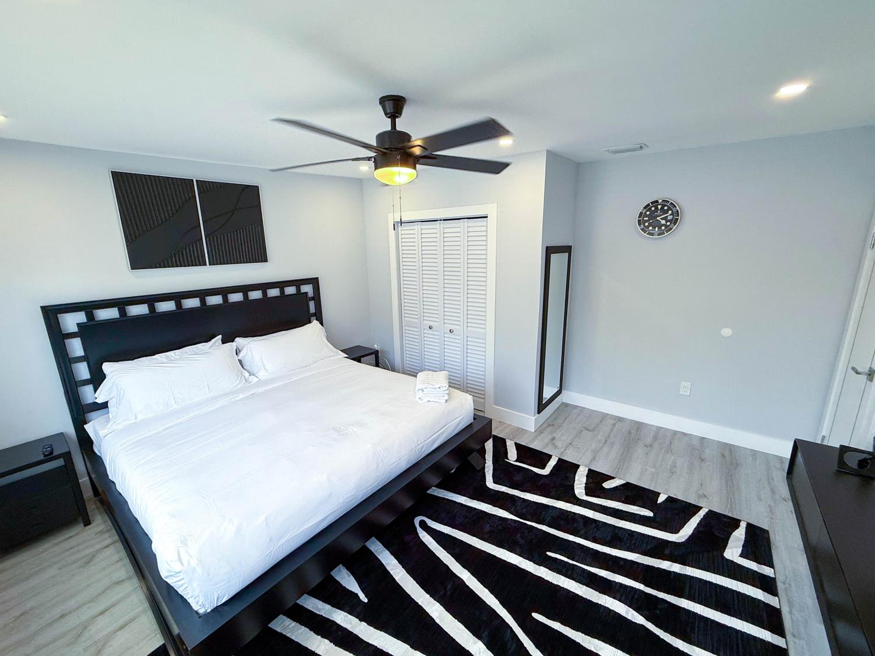 The LuxeLanding MIA- Swimming pool, Oasis Lounge, Mini Golf, BBQ and Hibachi Grill , and Outdoor Games