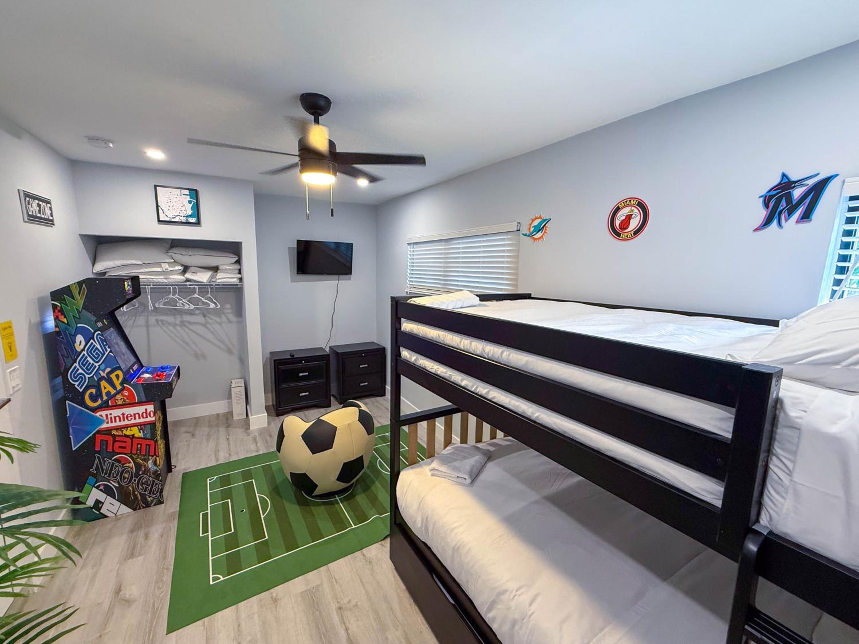 The LuxeLanding MIA- Swimming pool, Oasis Lounge, Mini Golf, BBQ and Hibachi Grill , and Outdoor Games