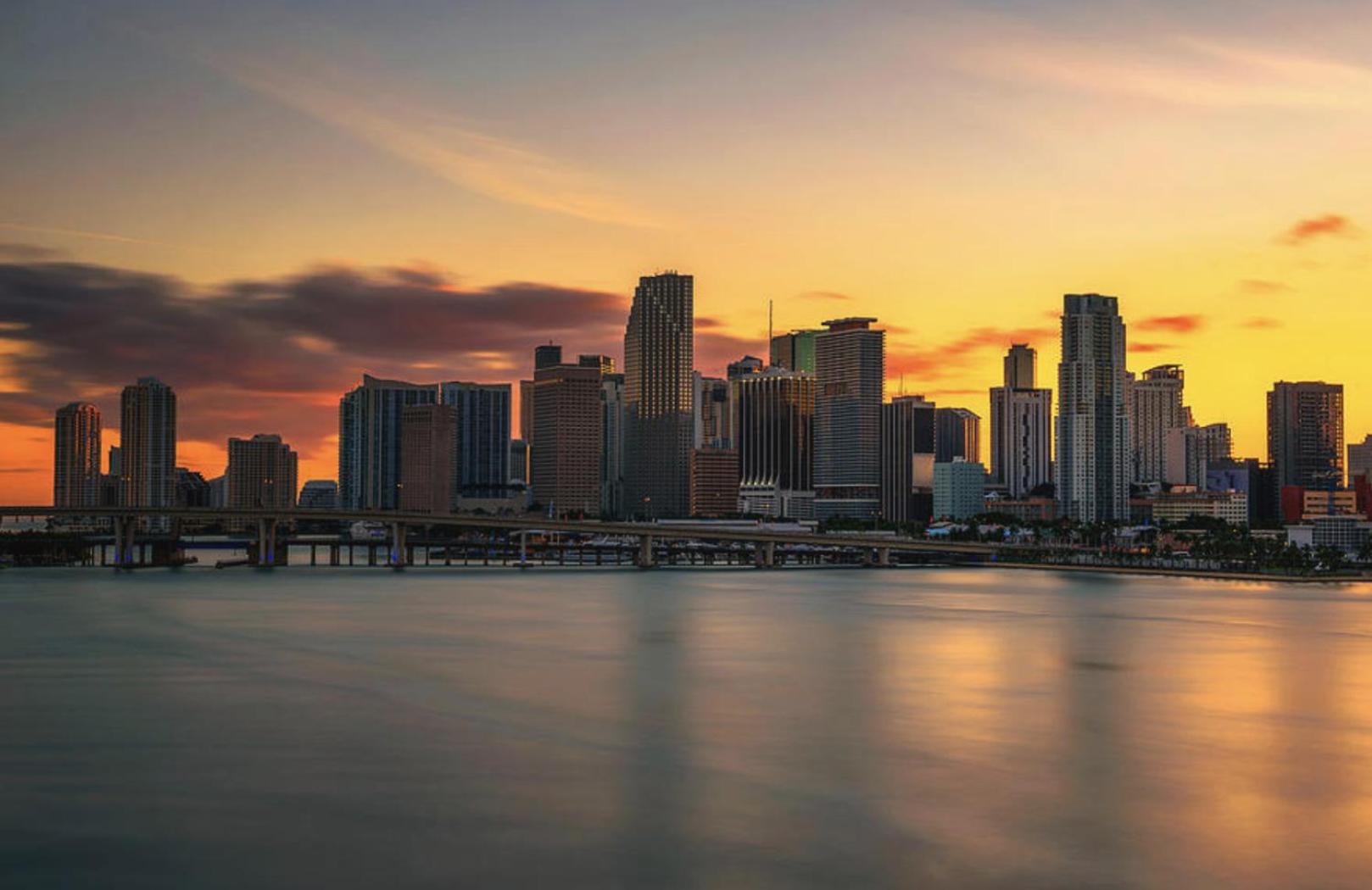 The LuxeLanding MIA- Swimming pool, Oasis Lounge, Mini Golf, BBQ and Hibachi Grill , and Outdoor Games