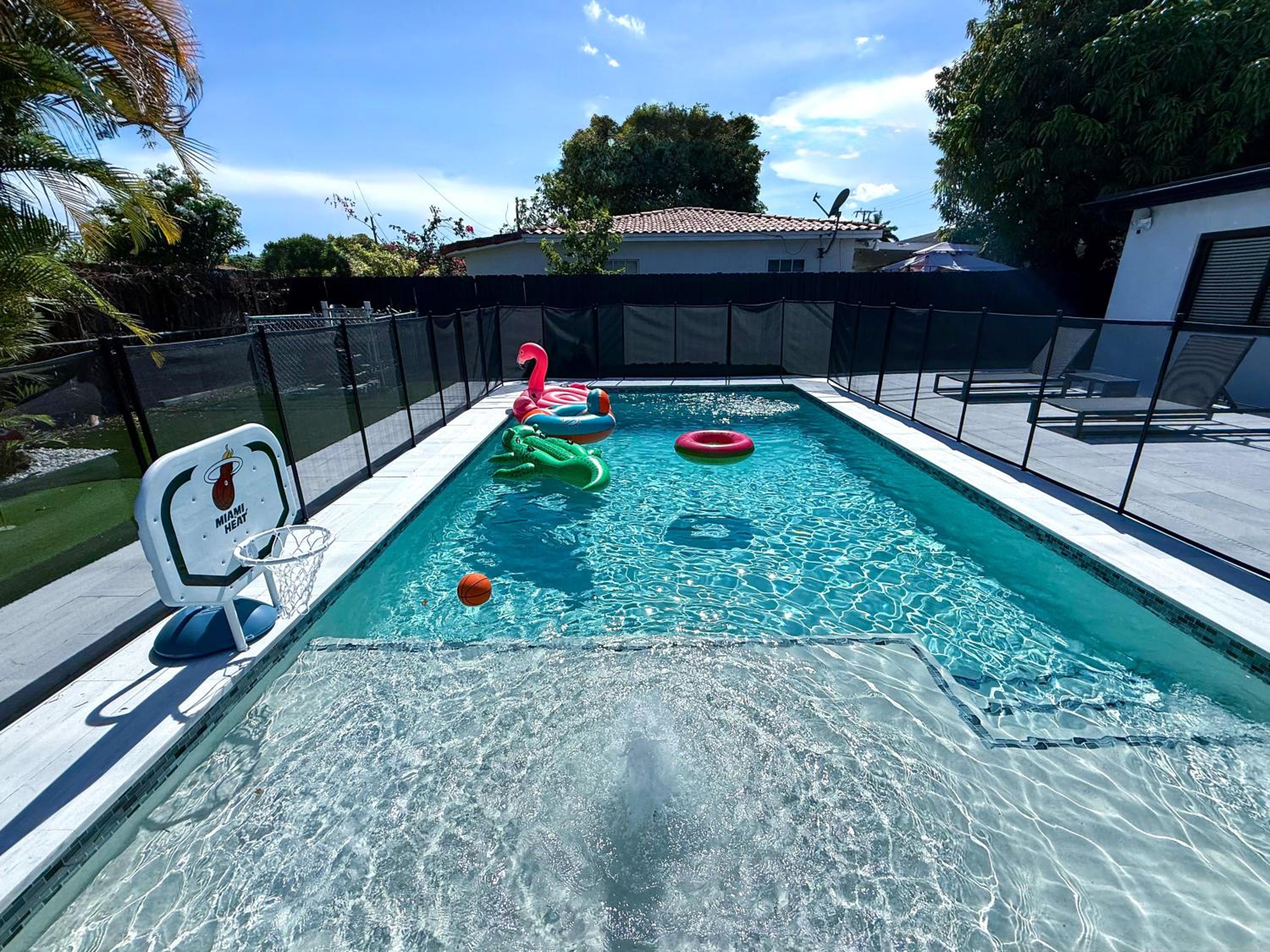 The LuxeLanding MIA- Swimming pool, Oasis Lounge, Mini Golf, BBQ and Hibachi Grill , and Outdoor Games