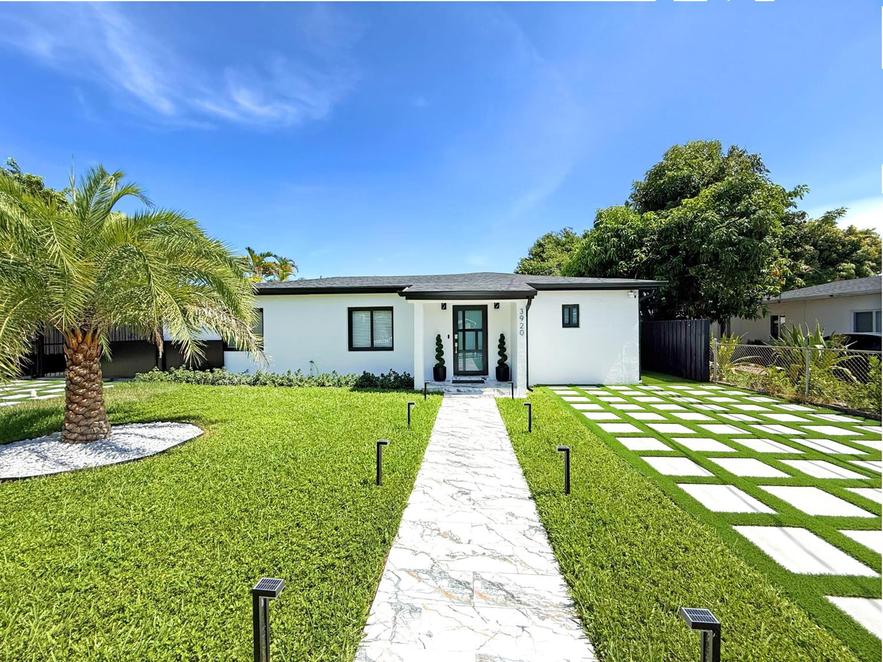 The LuxeLanding MIA- Swimming pool, Oasis Lounge, Mini Golf, BBQ and Hibachi Grill , and Outdoor Games