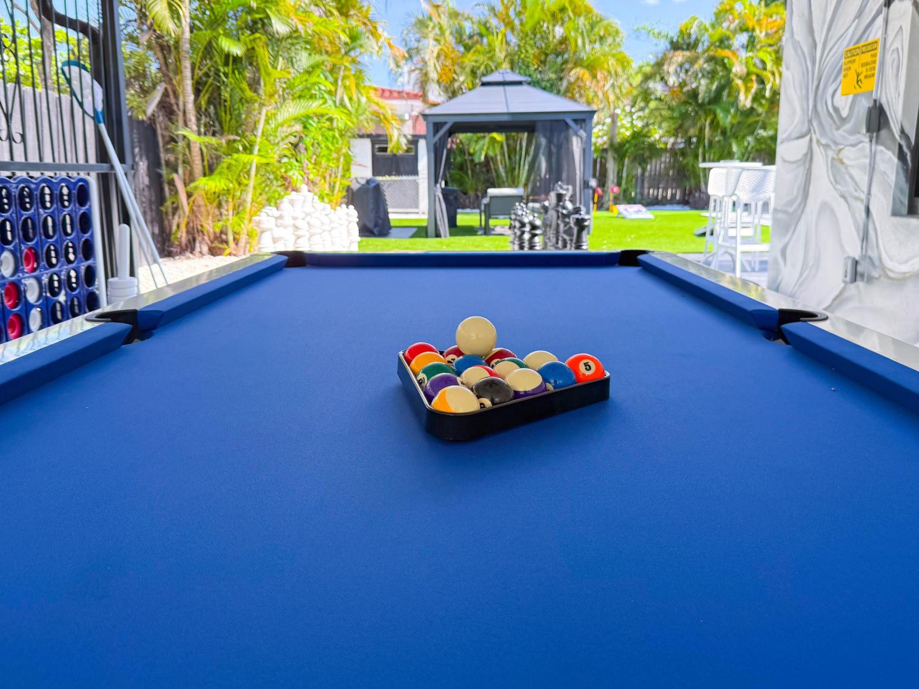 The LuxeLanding MIA- Swimming pool, Oasis Lounge, Mini Golf, BBQ and Hibachi Grill , and Outdoor Games